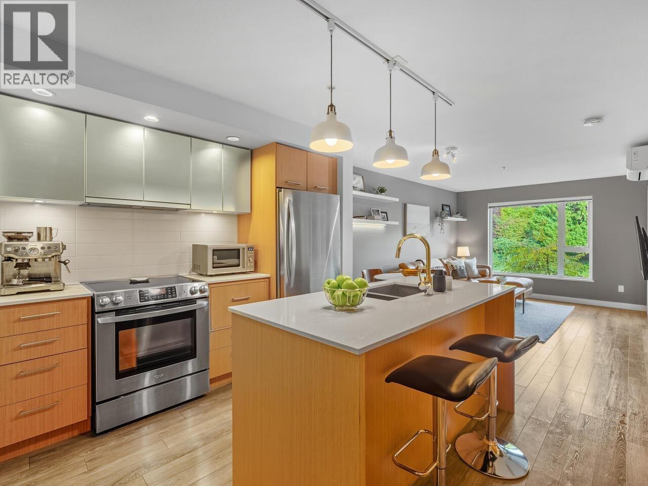 208 221 E 3rd Street, North Vancouver, British Columbia  V7L 0C1 - Photo 3 - R3064668