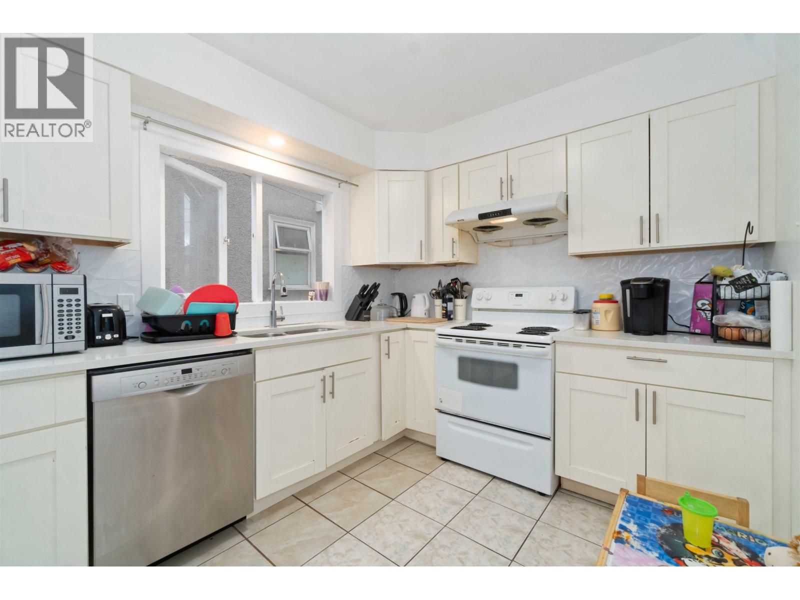 5735 Earles Street, Vancouver, British Columbia V5R 3S4 - Photo 8 - R3064708