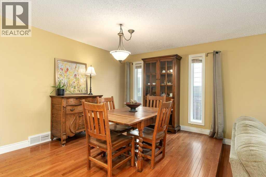 11 Bernard Place Nw, Calgary, Alberta  T3K 2B8 - Photo 5 - A2267342