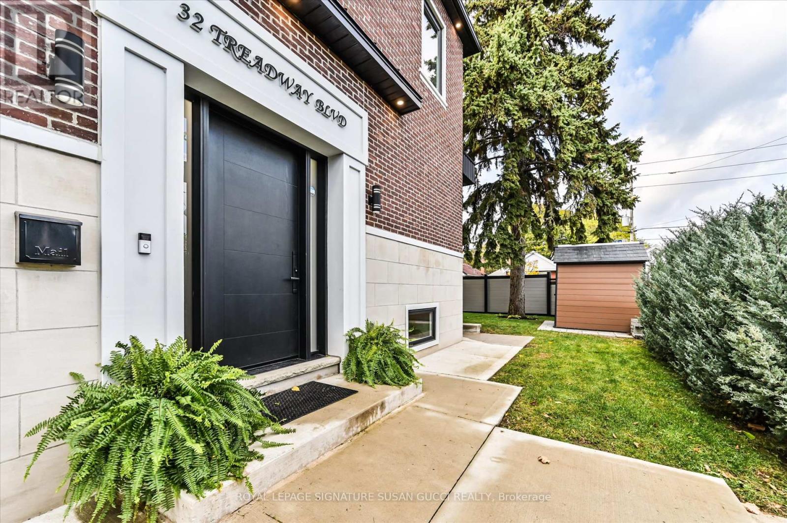 32 Treadway Boulevard, Toronto (East York), Ontario  M4C 2Z7 - Photo 1 - E12509788