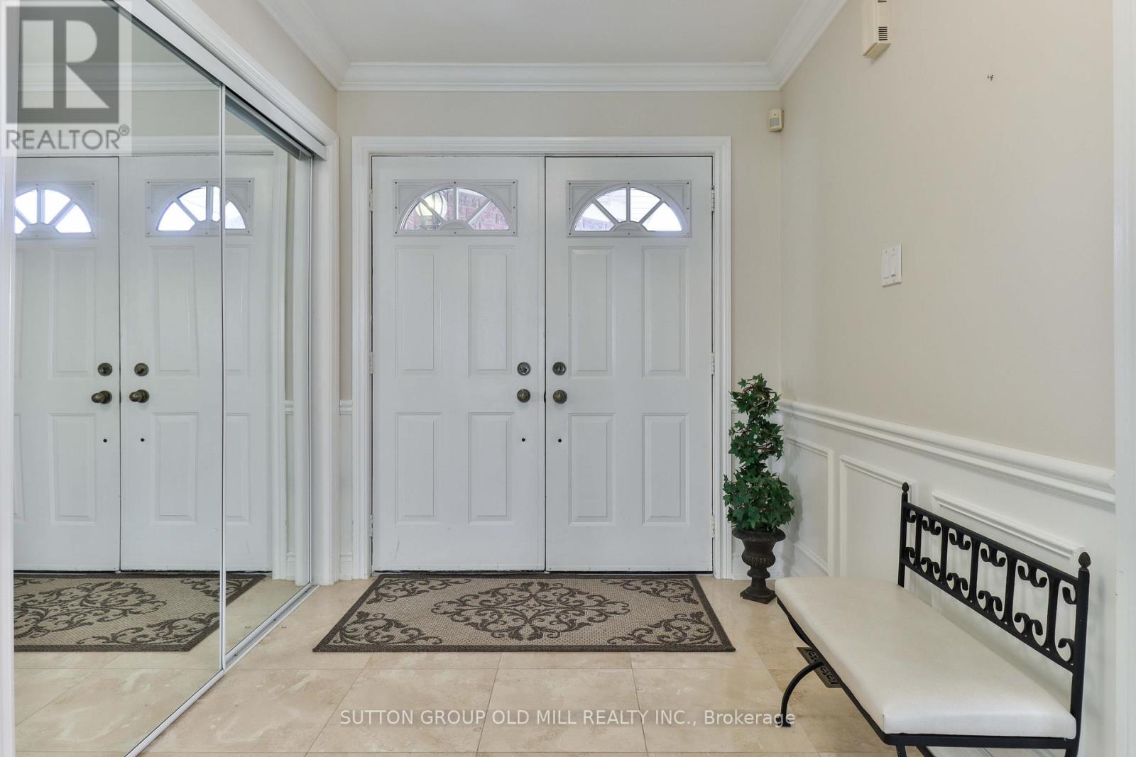 6835 Forest Park Drive, Mississauga, Ontario  L5N 6X5 - Photo 3 - W12489720