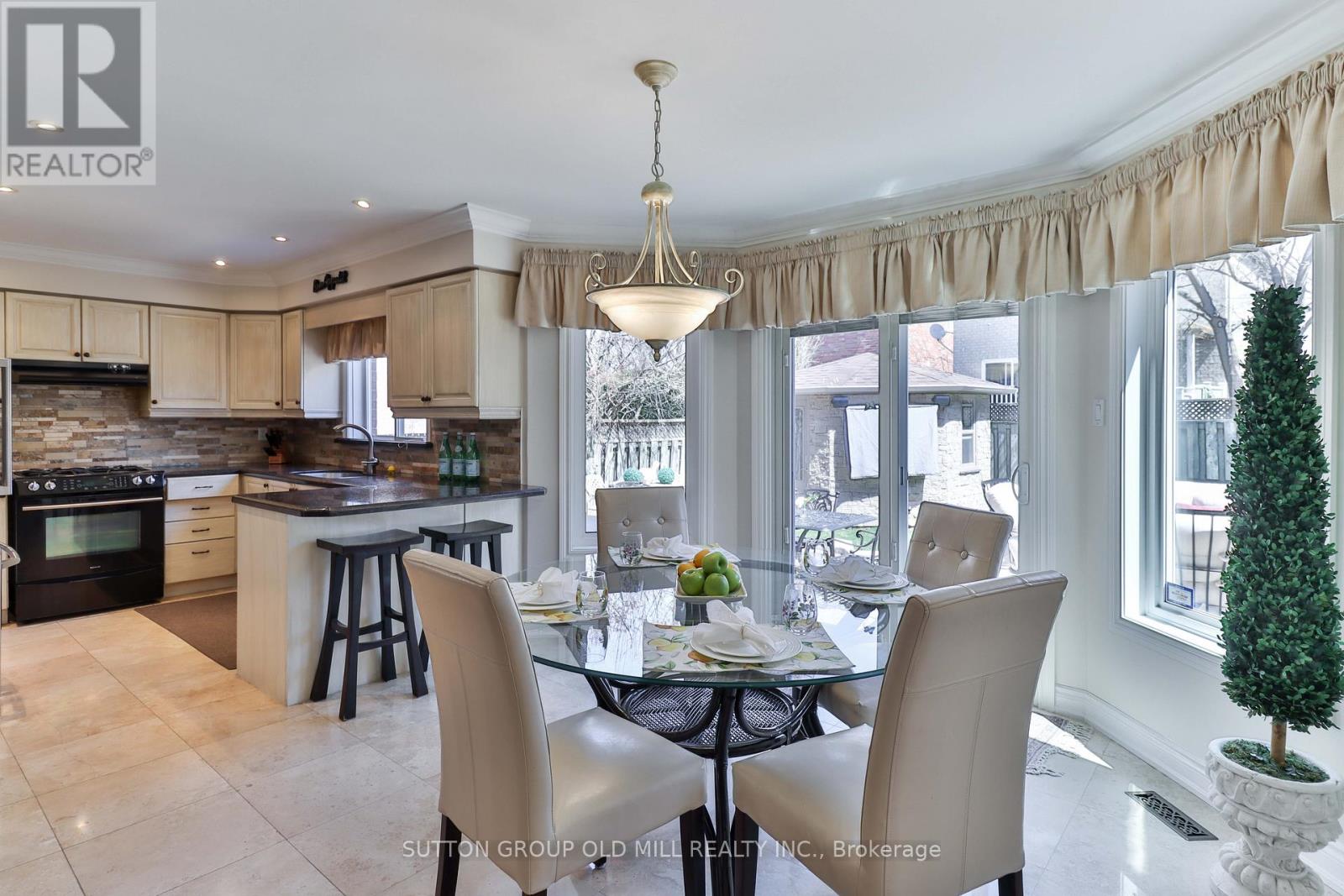 6835 Forest Park Drive, Mississauga, Ontario  L5N 6X5 - Photo 8 - W12489720