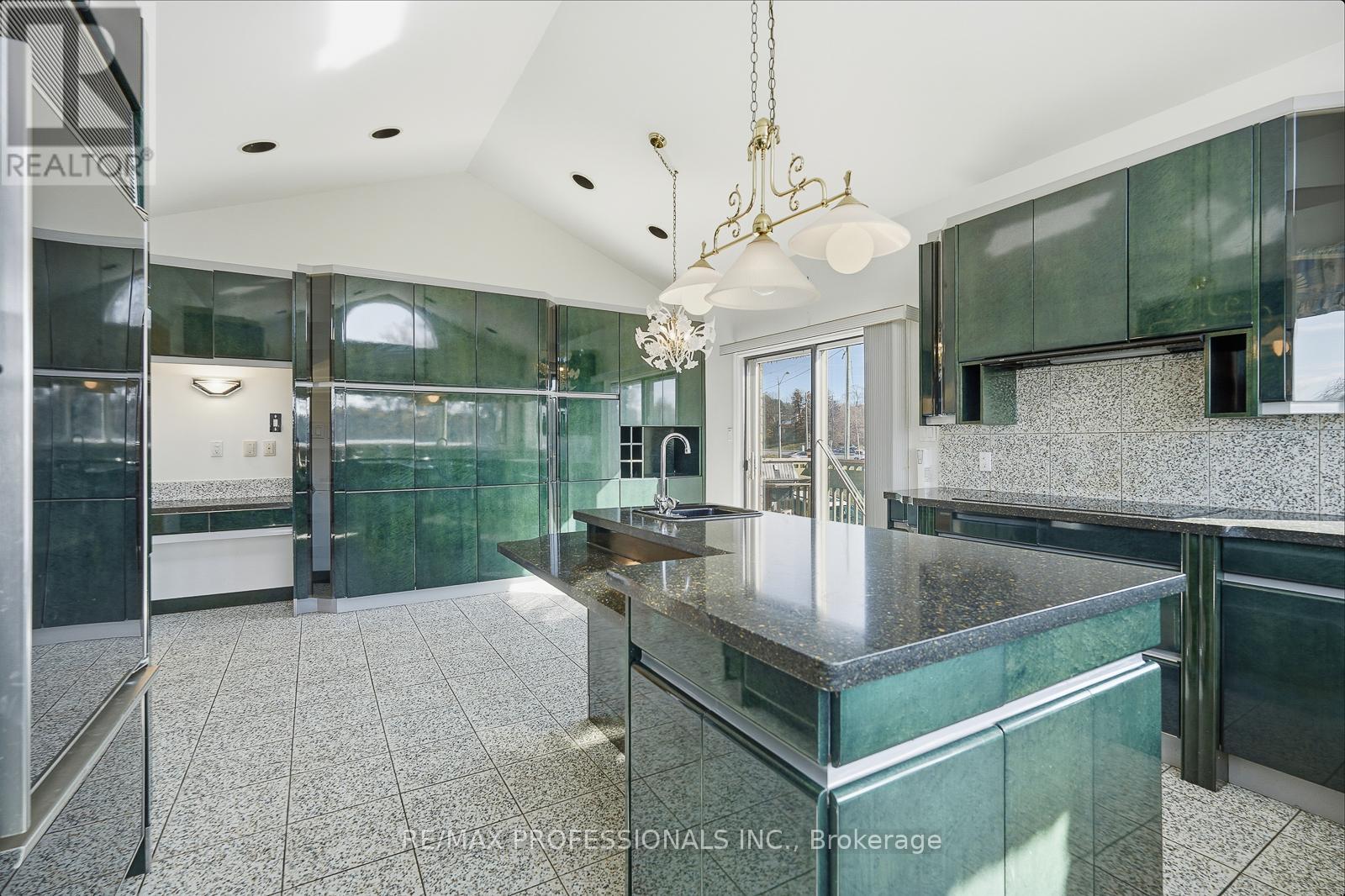 10050 Warden Avenue, Markham (Victoria Manor-Jennings Gate), Ontario  L6C 1N3 - Photo 12 - N12509742