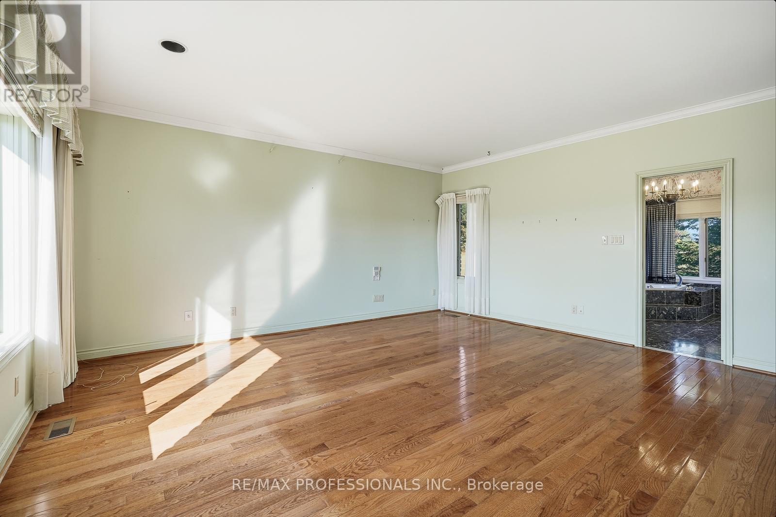 10050 Warden Avenue, Markham (Victoria Manor-Jennings Gate), Ontario  L6C 1N3 - Photo 19 - N12509742