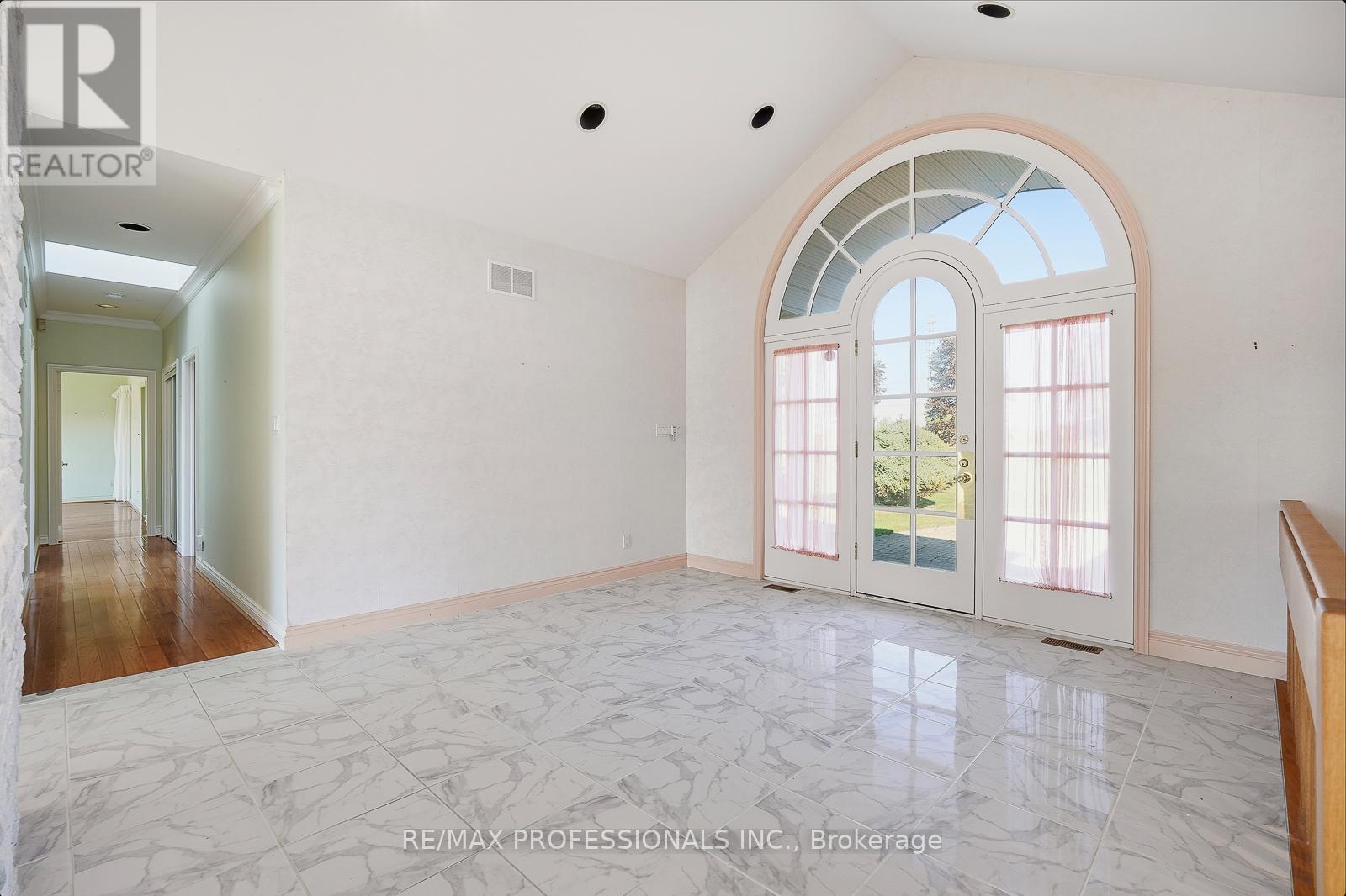 10050 Warden Avenue, Markham (Victoria Manor-Jennings Gate), Ontario  L6C 1N3 - Photo 5 - N12509742