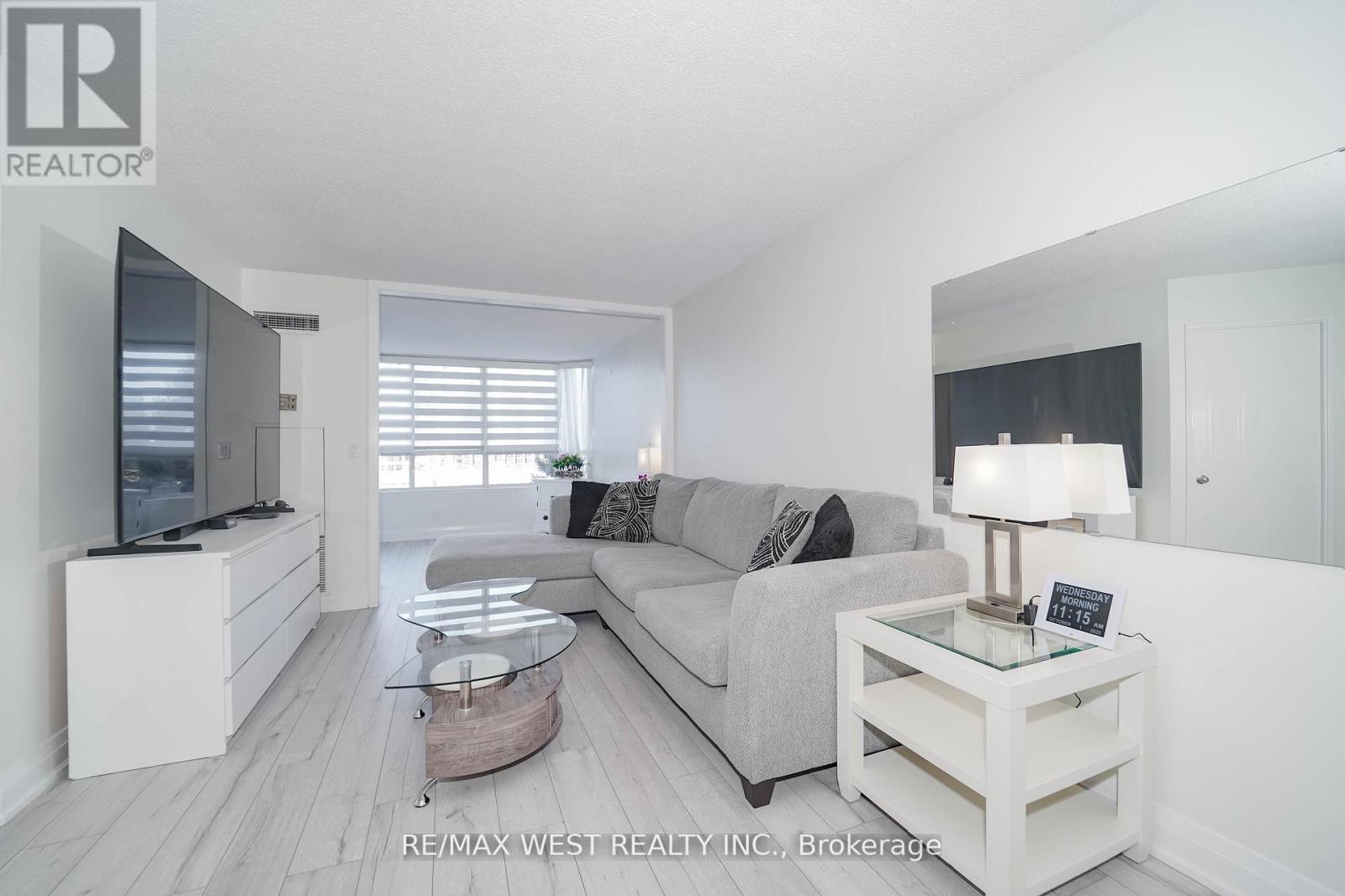 501 - 33 Weldrick Road E, Richmond Hill, Ontario  L4C 8W4 - Photo 3 - N12509774