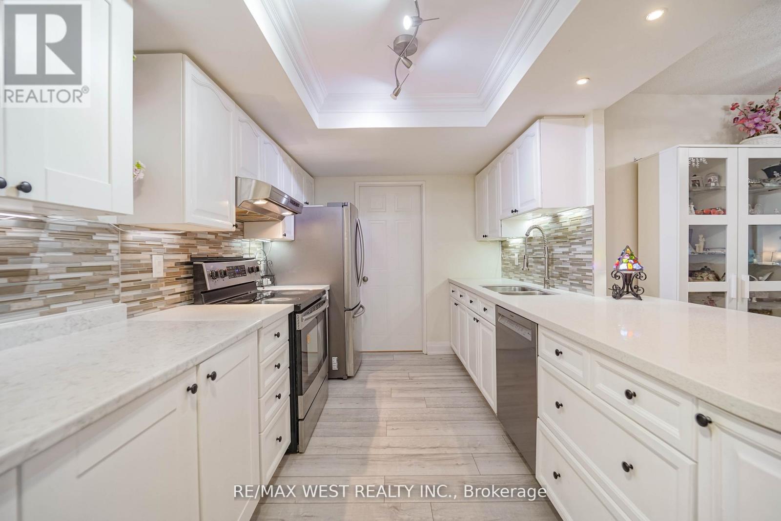 501 - 33 Weldrick Road E, Richmond Hill, Ontario  L4C 8W4 - Photo 4 - N12509774