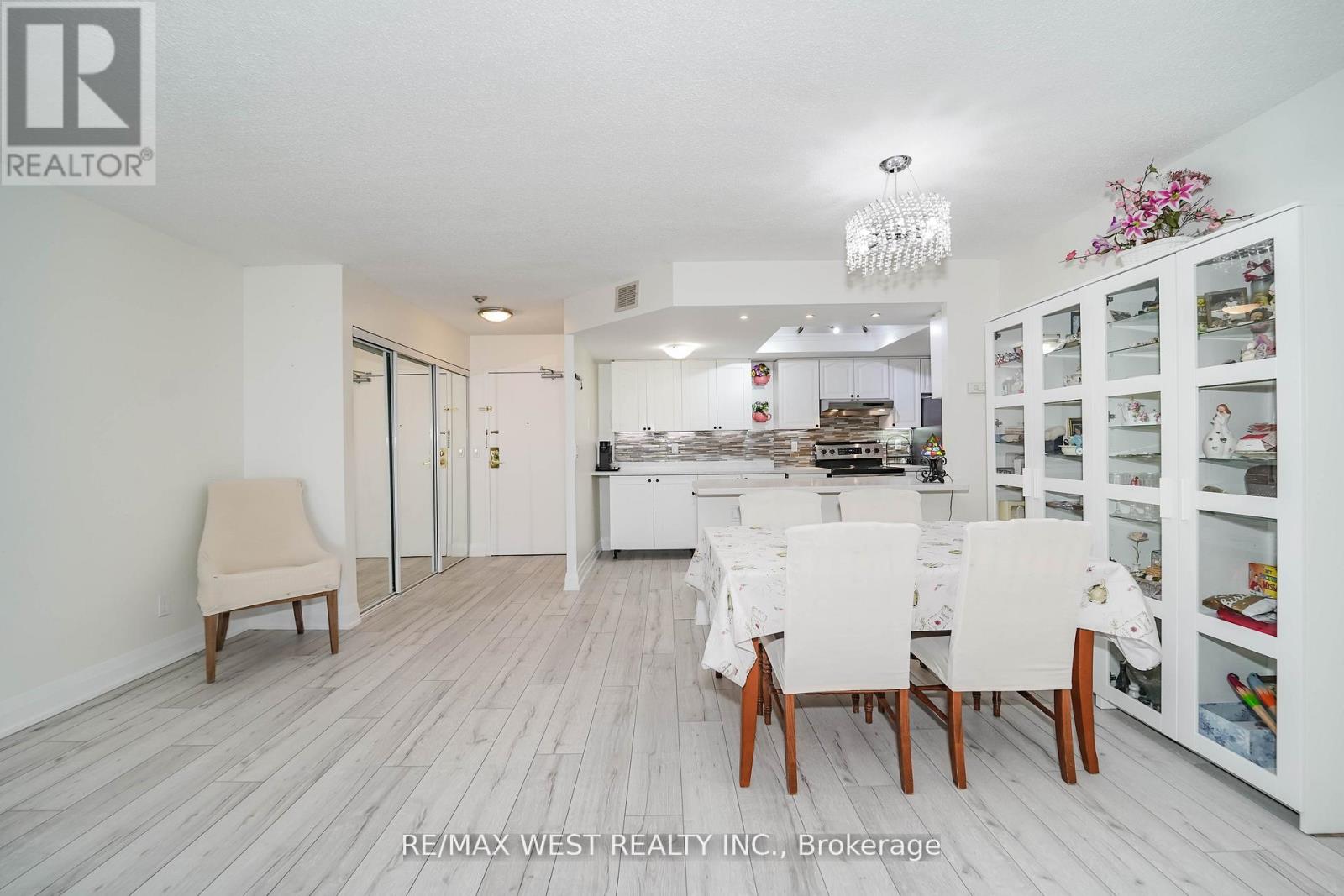 501 - 33 Weldrick Road E, Richmond Hill, Ontario  L4C 8W4 - Photo 5 - N12509774