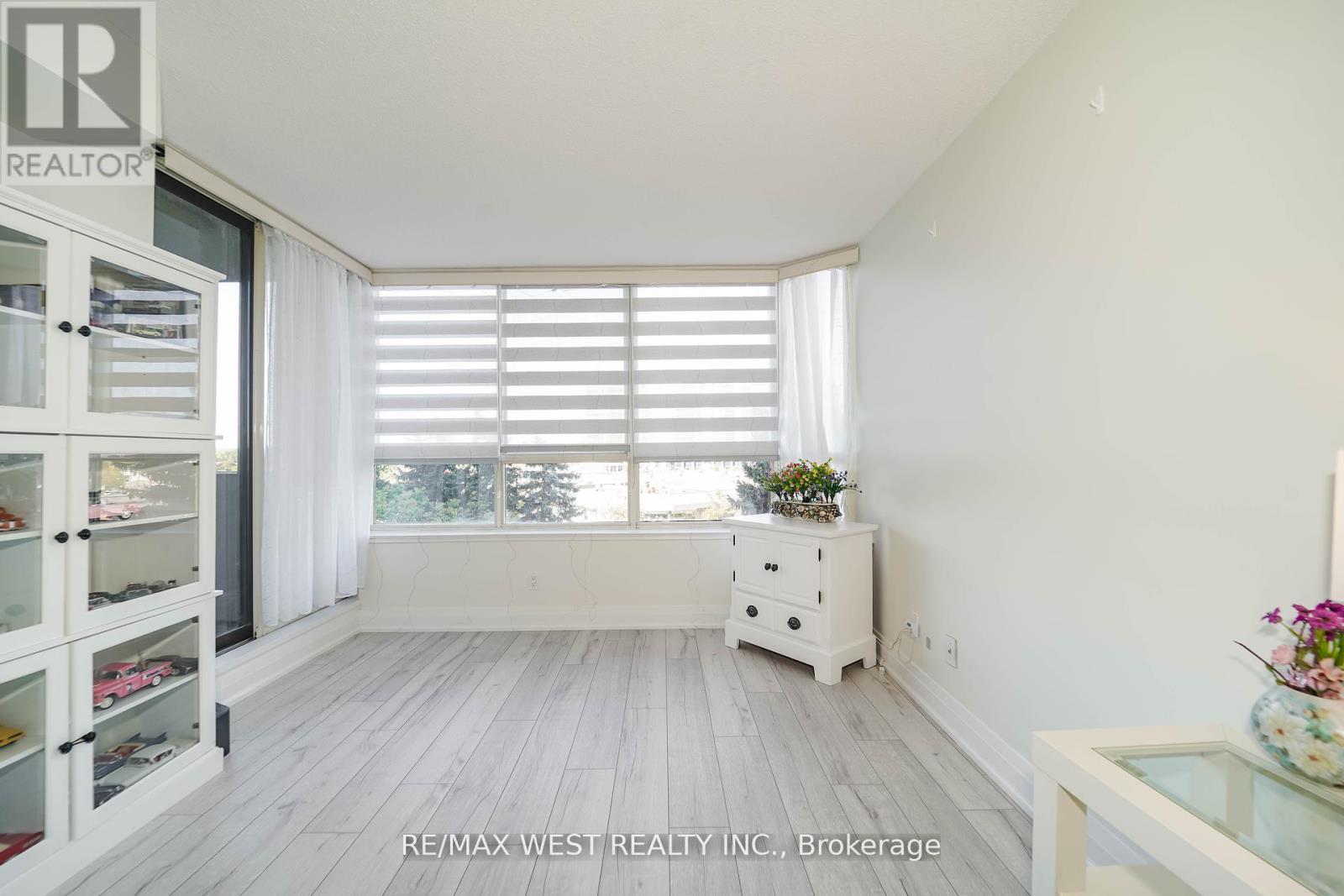 501 - 33 Weldrick Road E, Richmond Hill, Ontario  L4C 8W4 - Photo 6 - N12509774