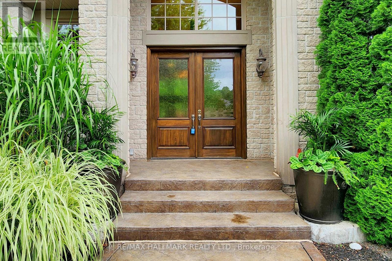 63 Grayfield Drive, Whitchurch-Stouffville, Ontario  L4A 0B1 - Photo 6 - N12509834