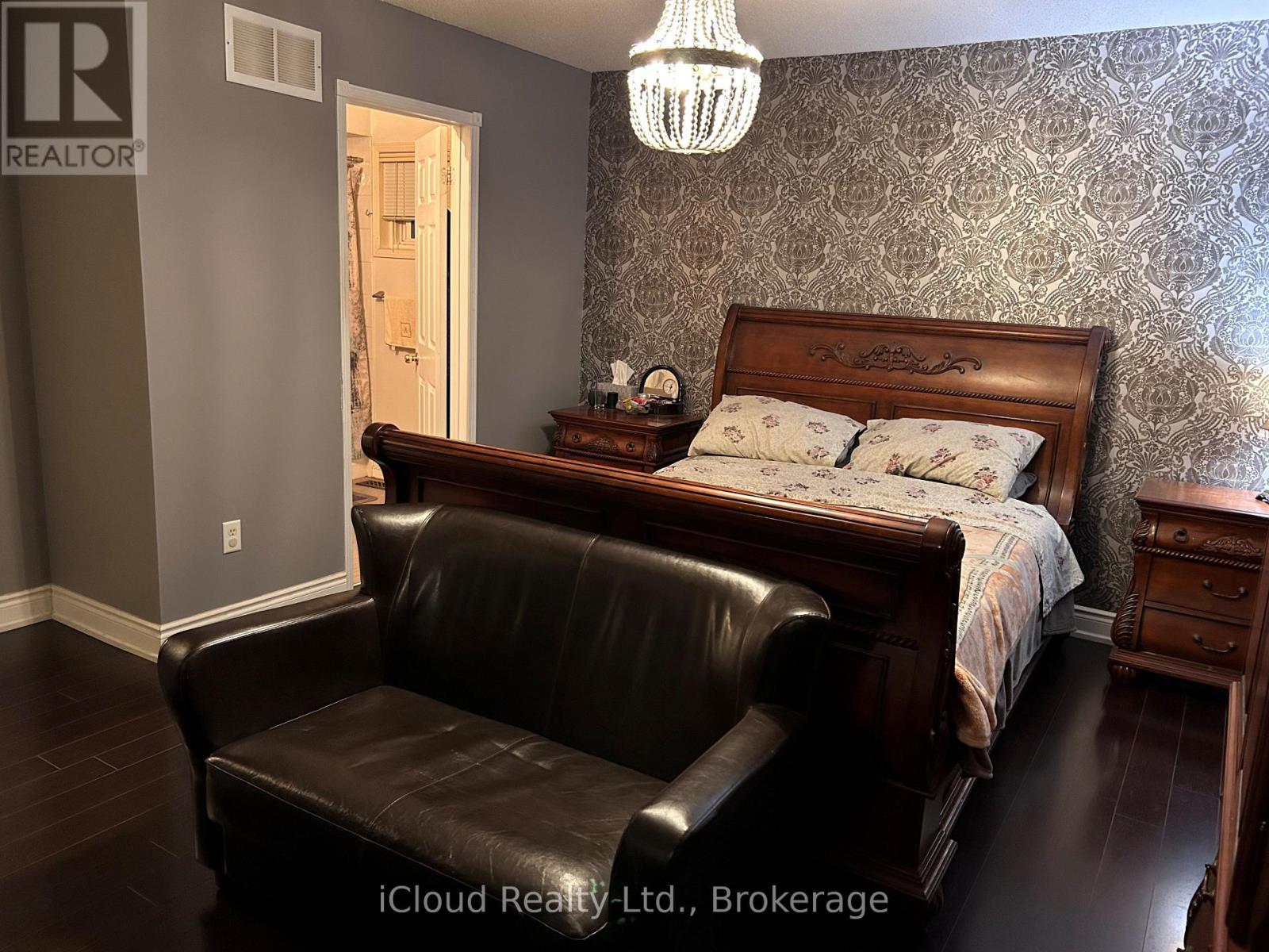 31 Porchlight Road N, Brampton (Fletcher's Creek Village), Ontario  L6X 4S2 - Photo 14 - W12509780