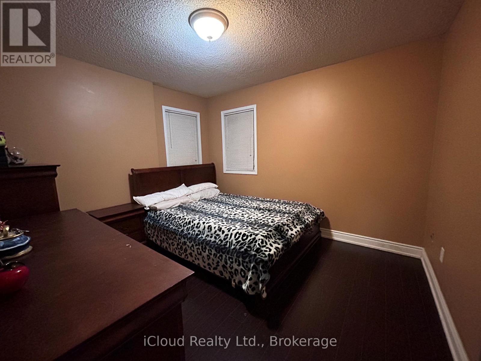 31 Porchlight Road N, Brampton (Fletcher's Creek Village), Ontario  L6X 4S2 - Photo 16 - W12509780