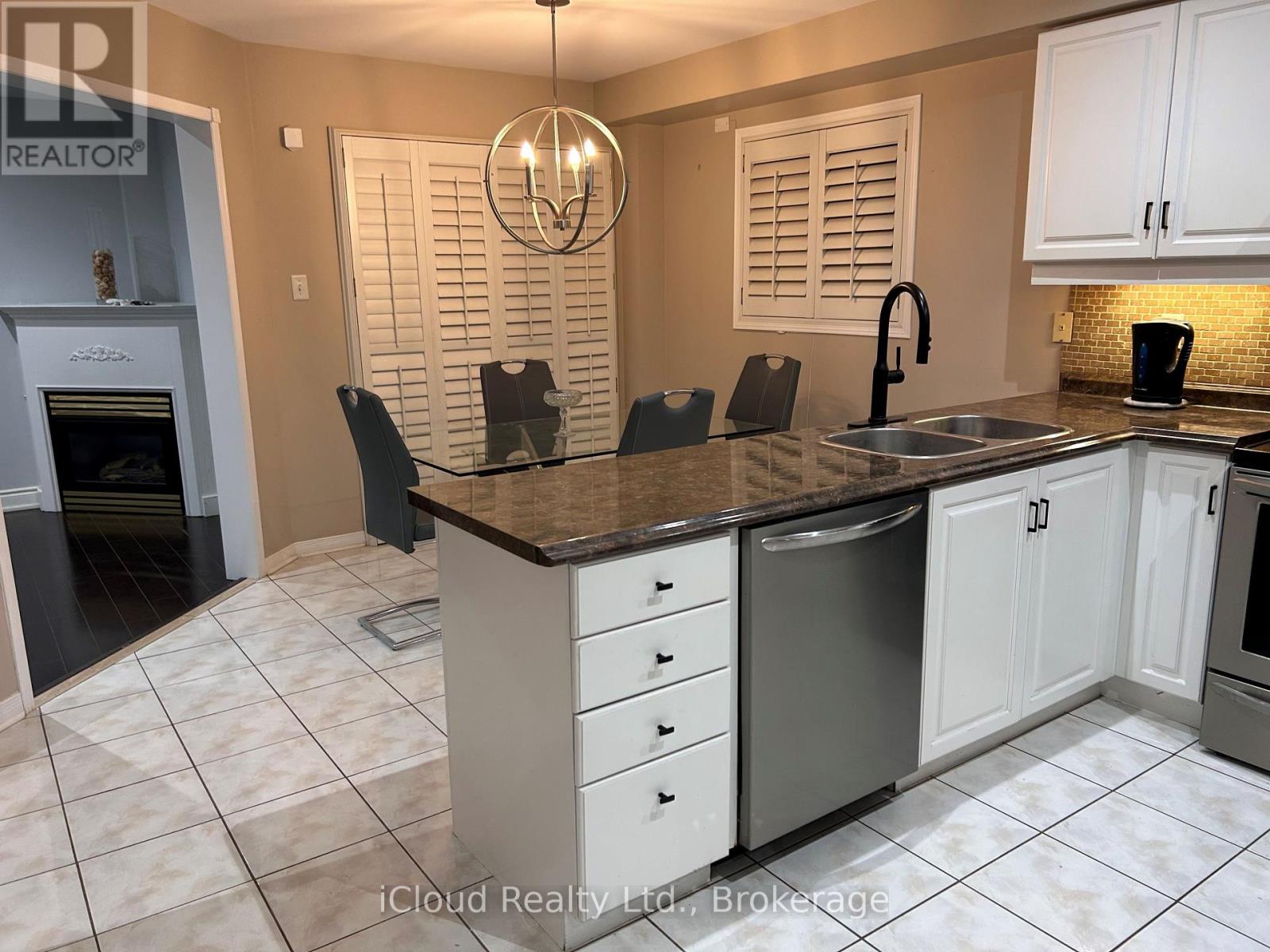 31 Porchlight Road N, Brampton (Fletcher's Creek Village), Ontario  L6X 4S2 - Photo 8 - W12509780