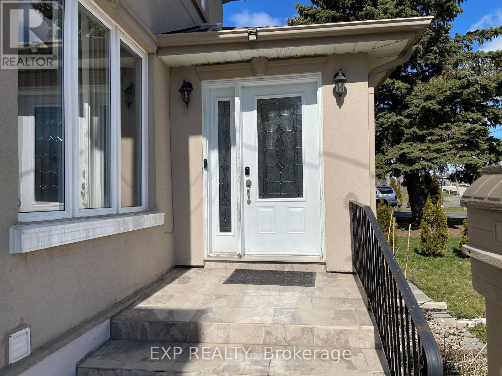 1084 Haig Boulevard, Mississauga, Ontario L5E 2M5 - Photo 2 - W12474827