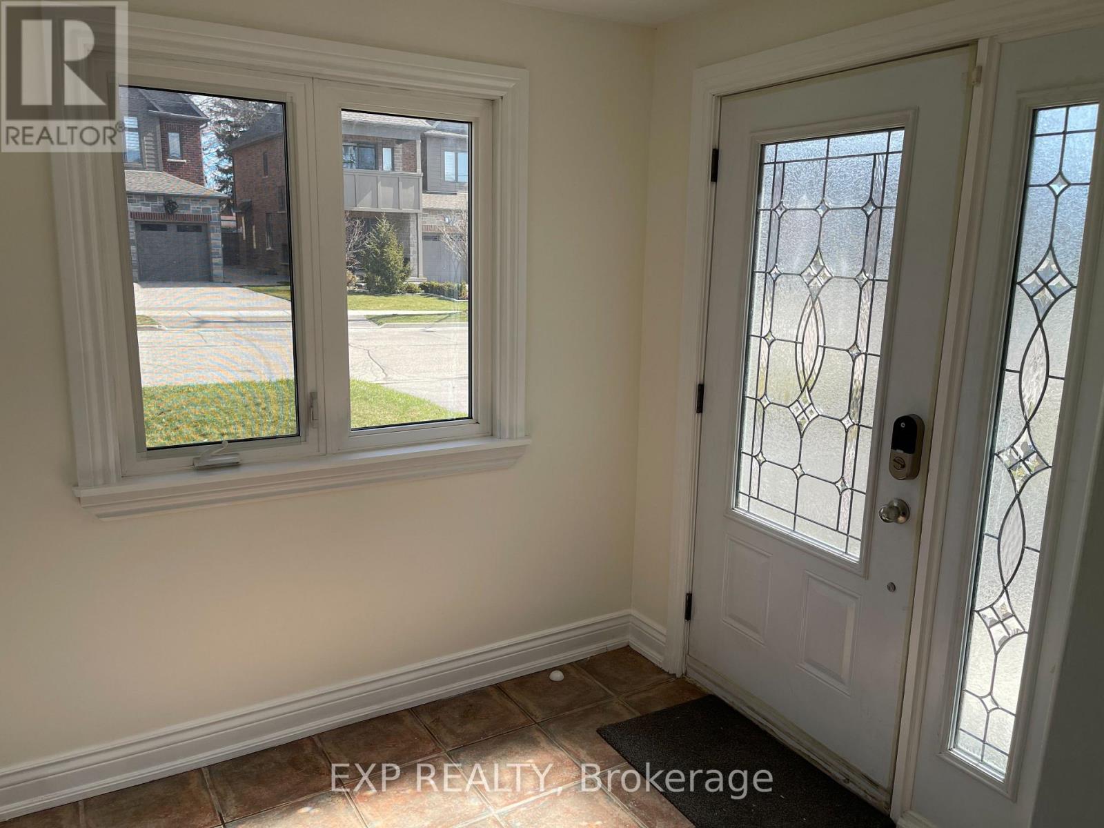 1084 Haig Boulevard, Mississauga, Ontario L5E 2M5 - Photo 3 - W12474827