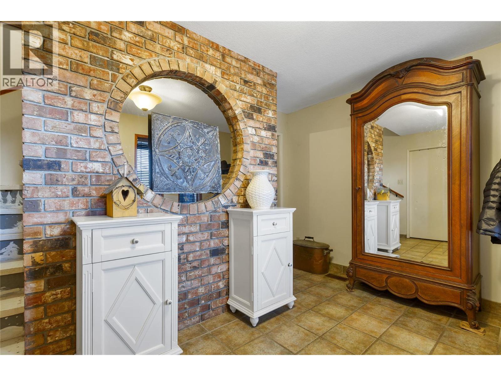 11700 Palfrey Drive W, Coldstream, British Columbia  V1B 1A8 - Photo 2 - 10366997