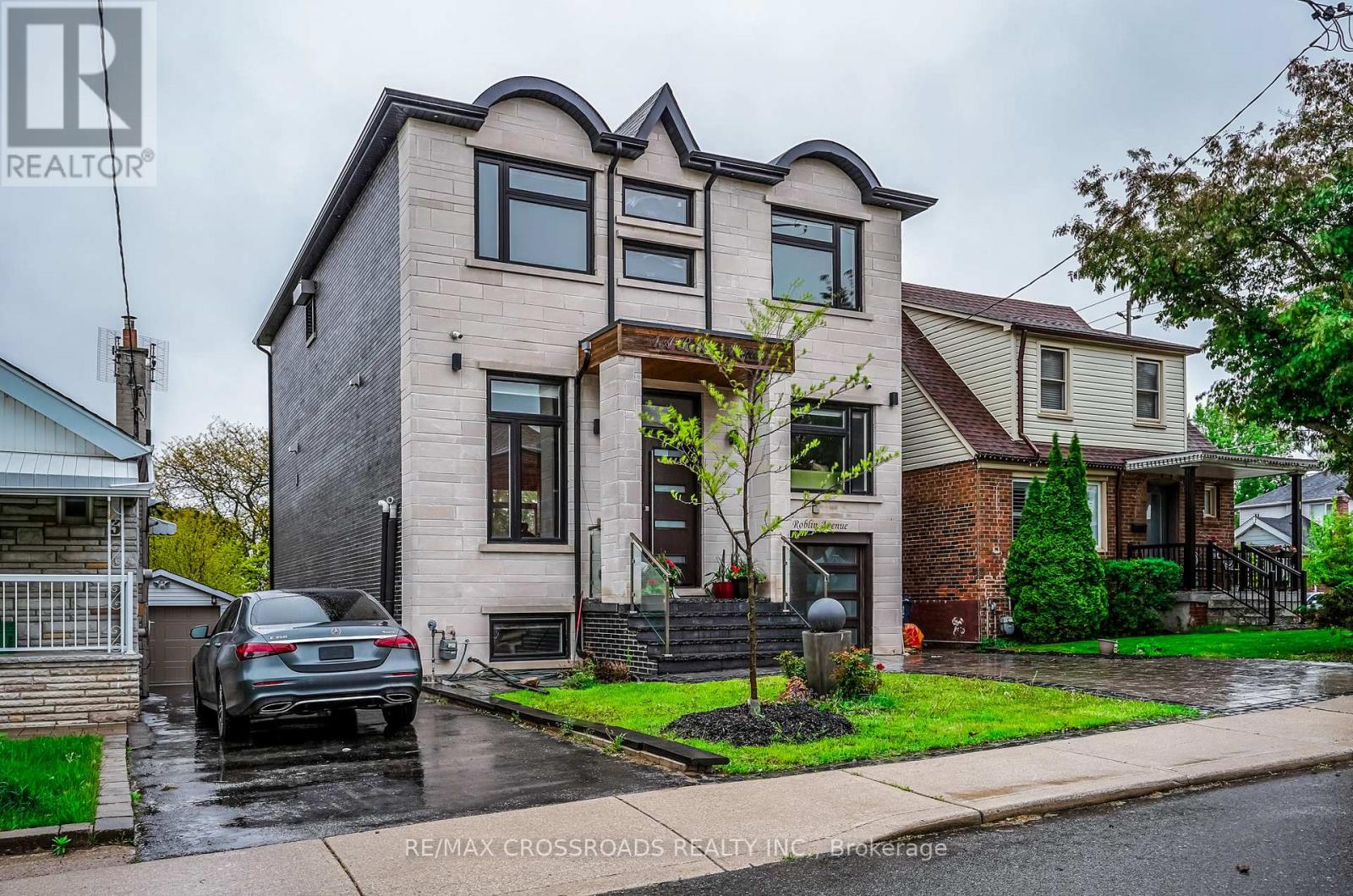 1a Roblin Avenue, Toronto, Ontario M4C 3P7 - Photo 2 - E12510010