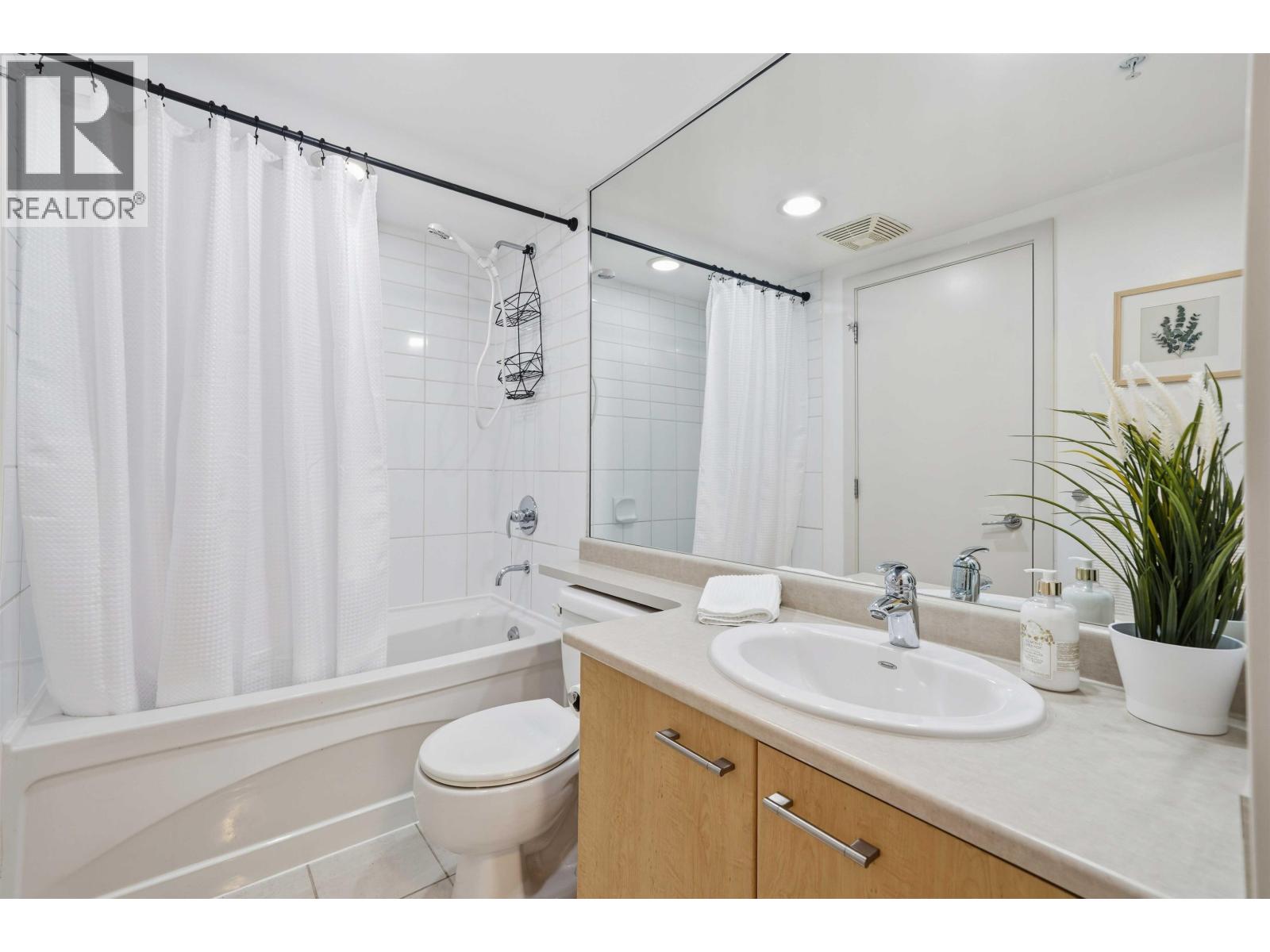 303 2979 Glen Drive, Coquitlam, British Columbia  V3B 0B2 - Photo 14 - R3057922