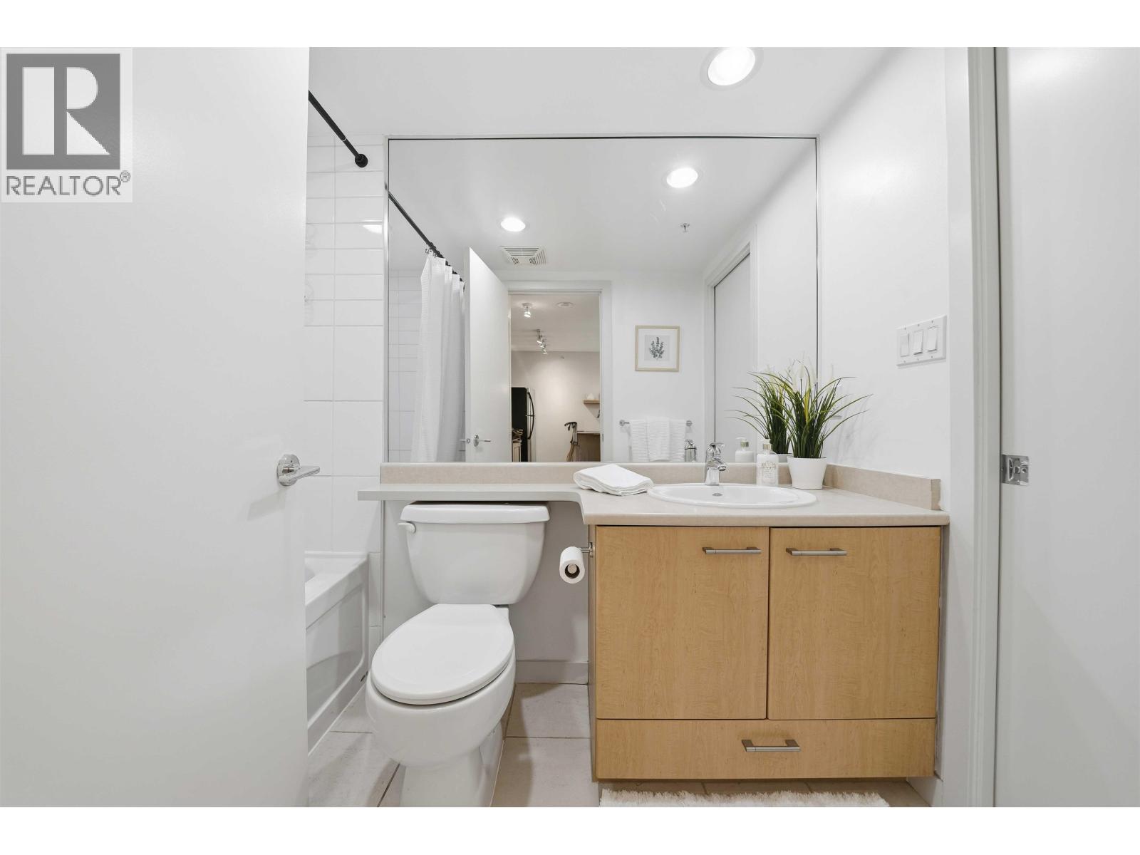 303 2979 Glen Drive, Coquitlam, British Columbia  V3B 0B2 - Photo 15 - R3057922