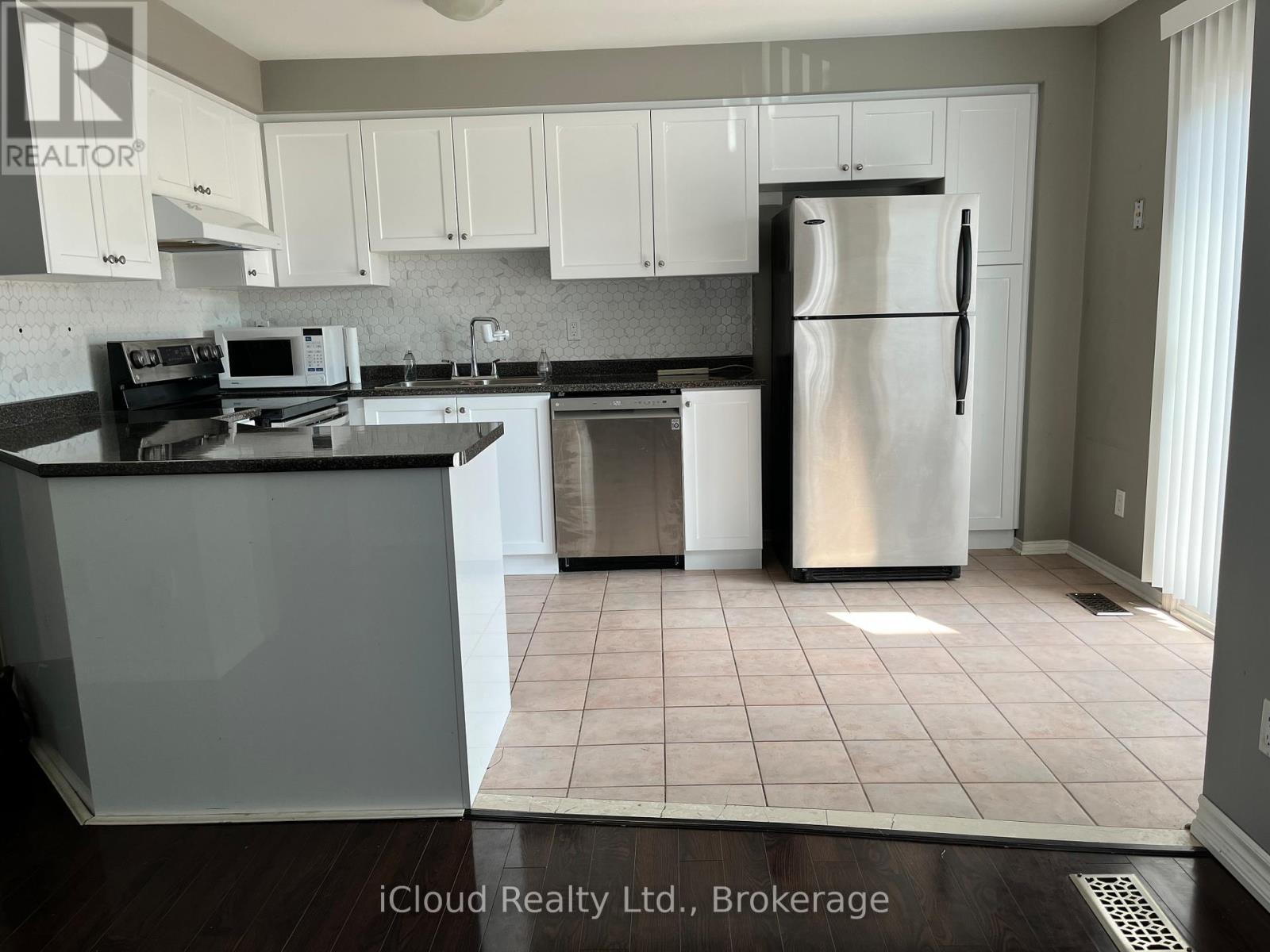 40 Glenashton Drive, Oakville, Ontario  L6H 6G2 - Photo 6 - W12509894