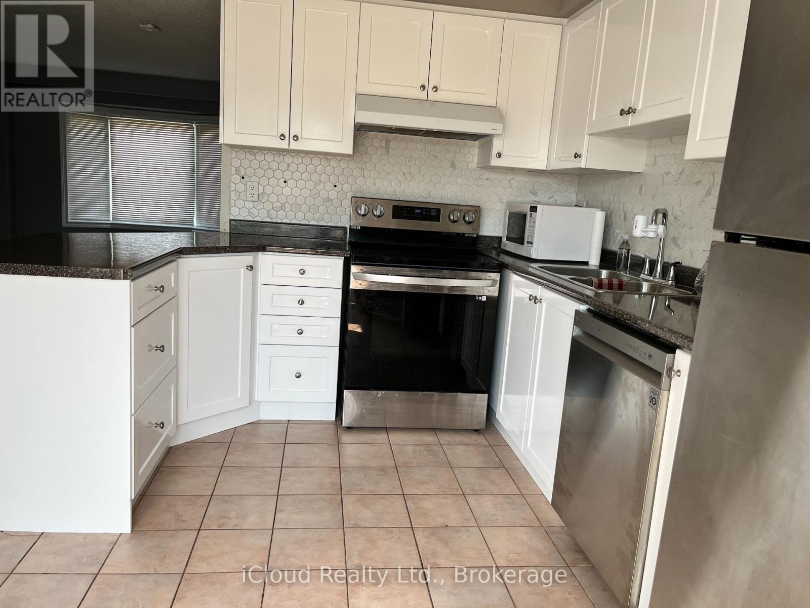 40 Glenashton Drive, Oakville, Ontario  L6H 6G2 - Photo 7 - W12509894