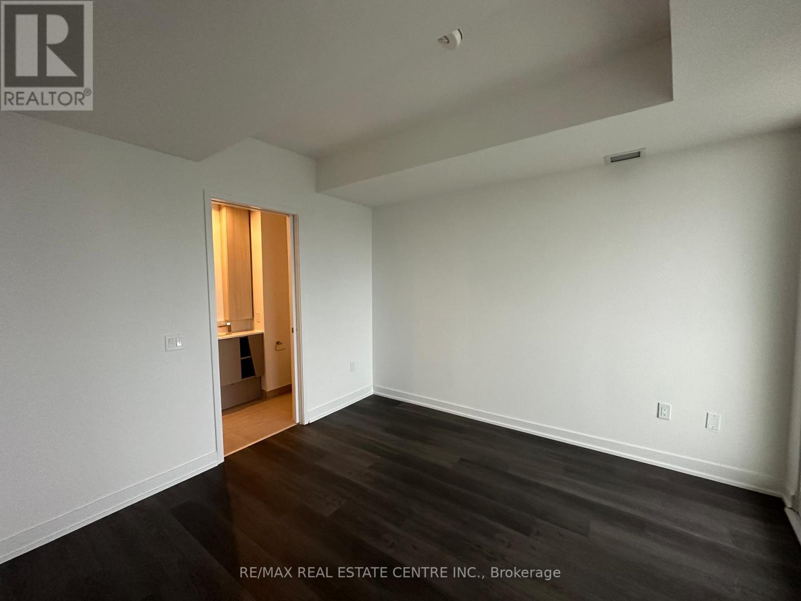 2203 - 3900 Confederation Parkway, Mississauga, Ontario  L5B 0M3 - Photo 5 - W12509970