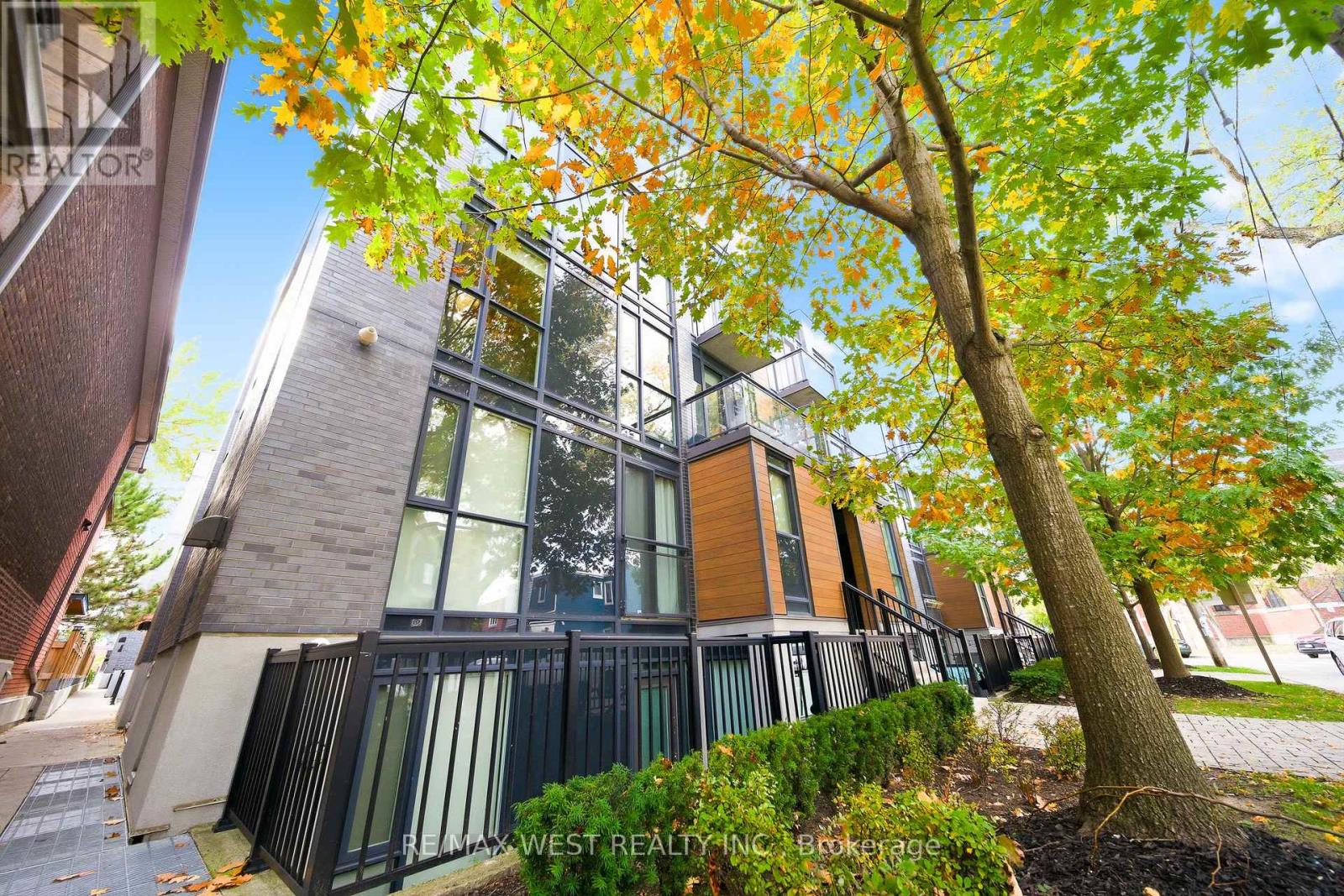 Th401 - 63 Ruskin Avenue, Toronto, Ontario M6P 3P7 - Photo 2 - W12510008