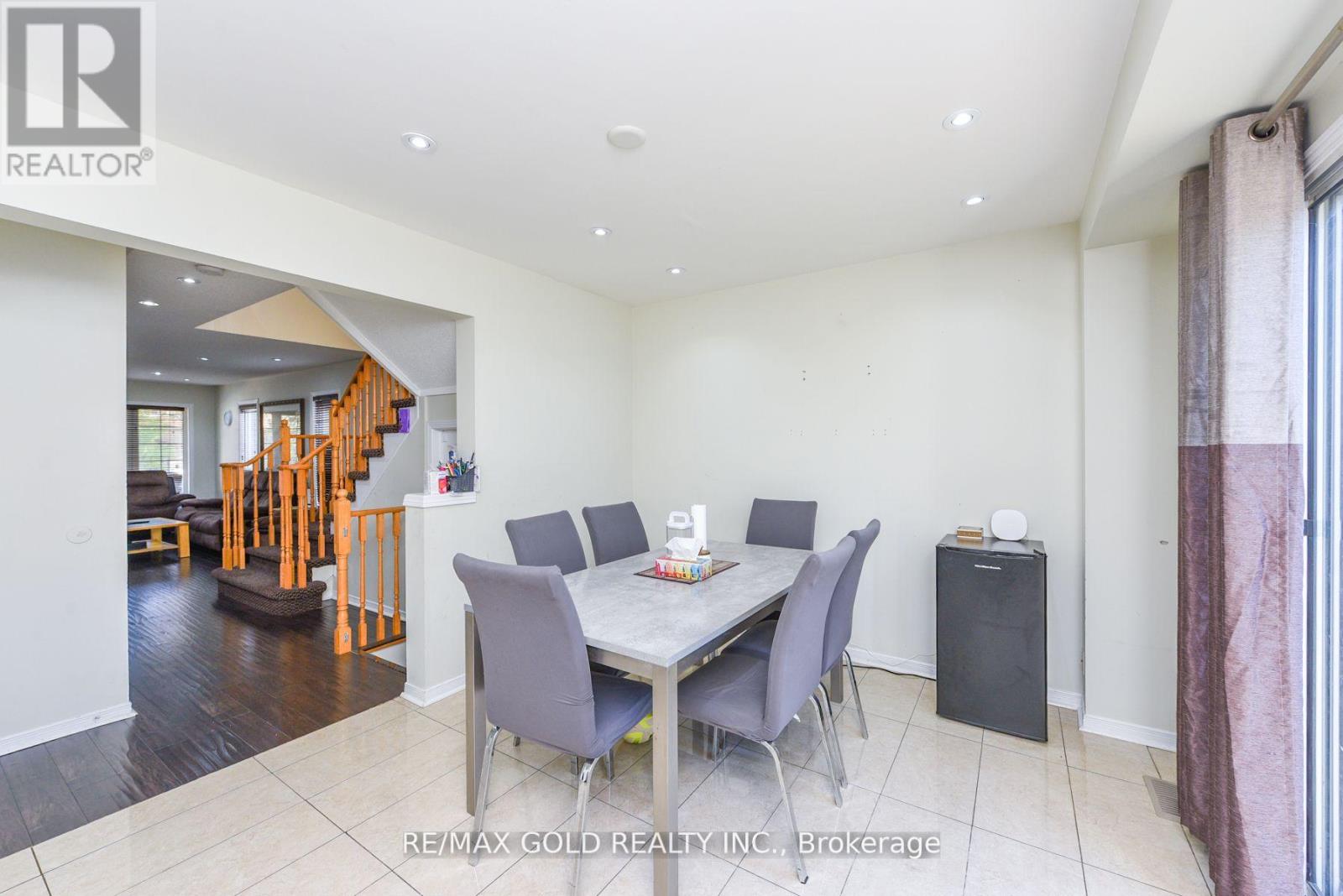 124 Starhill Crescent, Brampton, Ontario  L6R 2P8 - Photo 10 - W12510042