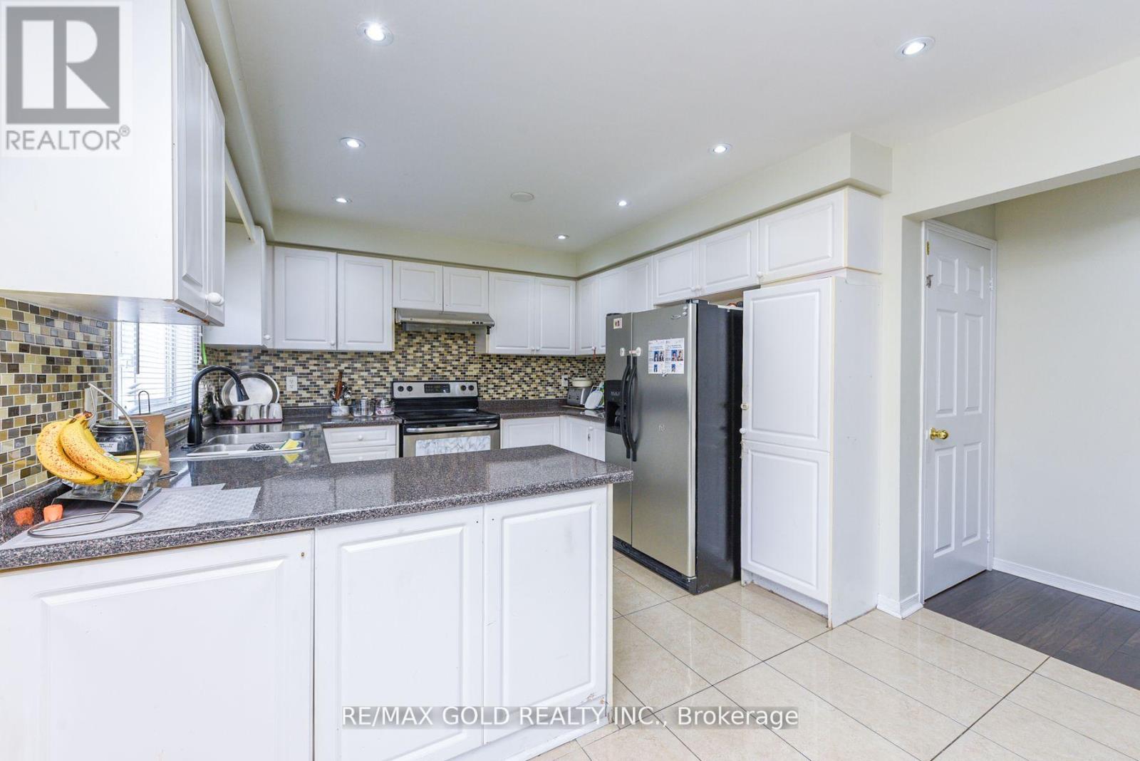 124 Starhill Crescent, Brampton, Ontario  L6R 2P8 - Photo 11 - W12510042