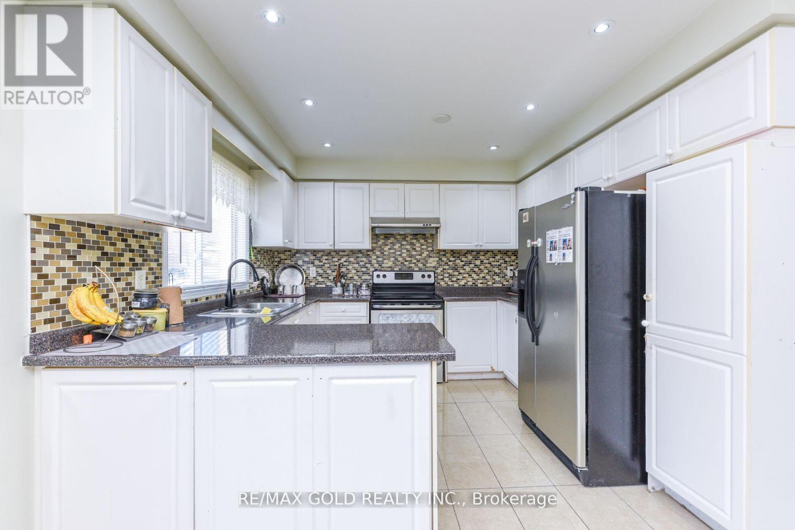 124 Starhill Crescent, Brampton, Ontario  L6R 2P8 - Photo 12 - W12510042