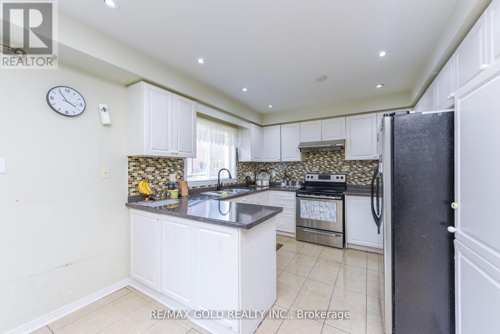 124 Starhill Crescent, Brampton, Ontario  L6R 2P8 - Photo 13 - W12510042