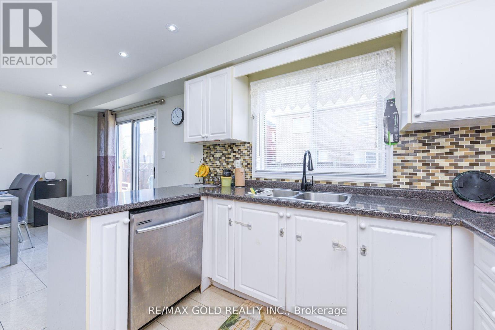 124 Starhill Crescent, Brampton, Ontario  L6R 2P8 - Photo 14 - W12510042