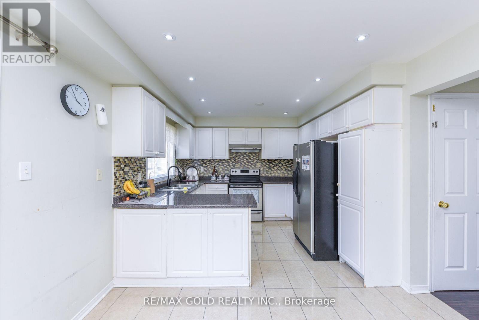 124 Starhill Crescent, Brampton, Ontario  L6R 2P8 - Photo 15 - W12510042