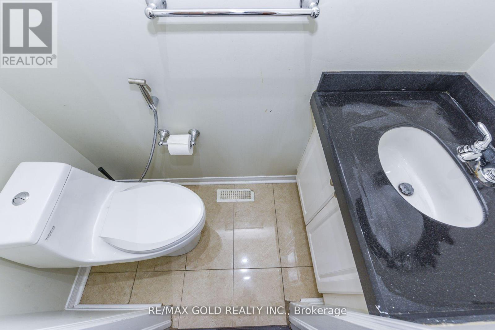 124 Starhill Crescent, Brampton, Ontario  L6R 2P8 - Photo 16 - W12510042