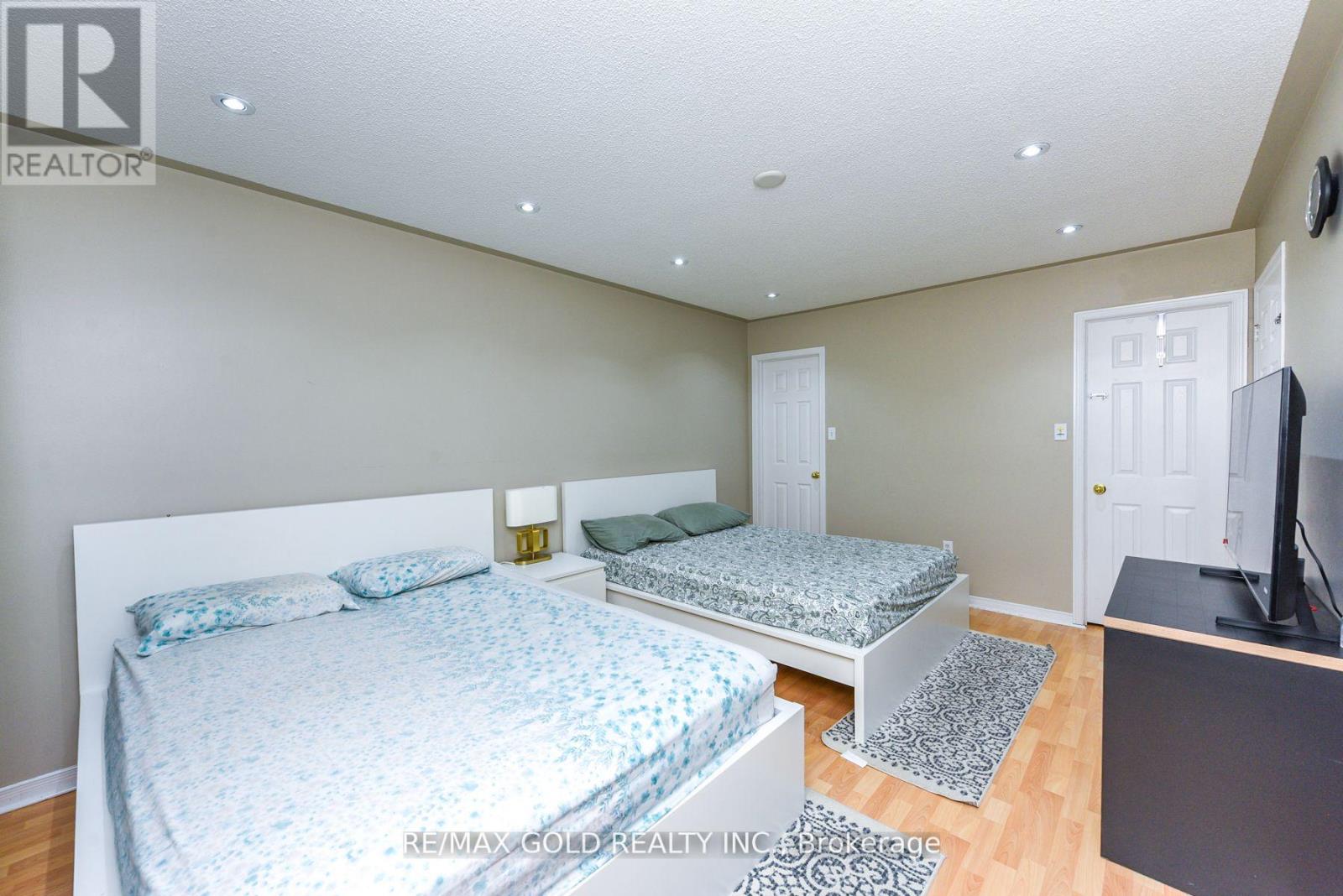 124 Starhill Crescent, Brampton, Ontario  L6R 2P8 - Photo 18 - W12510042