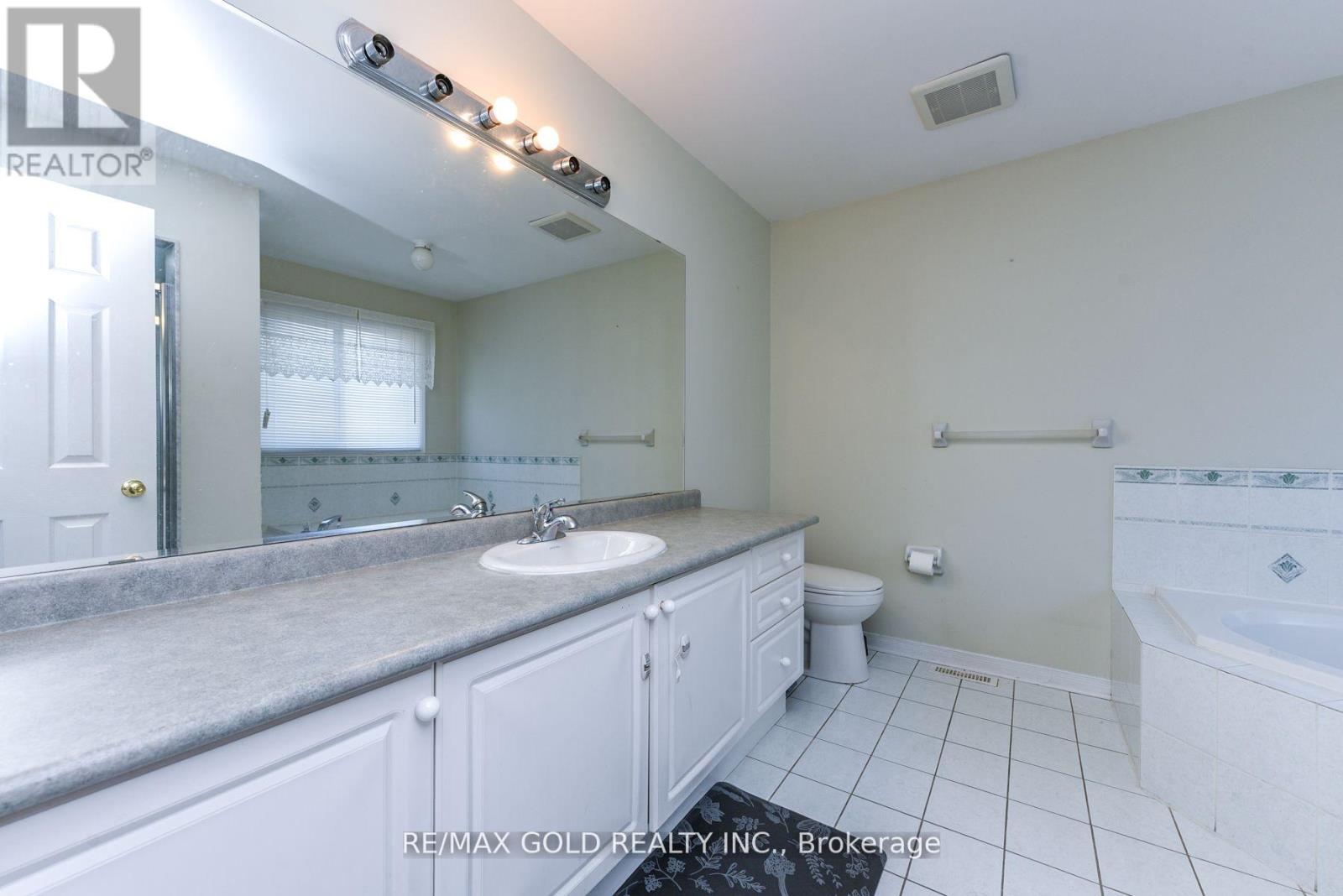 124 Starhill Crescent, Brampton, Ontario  L6R 2P8 - Photo 19 - W12510042