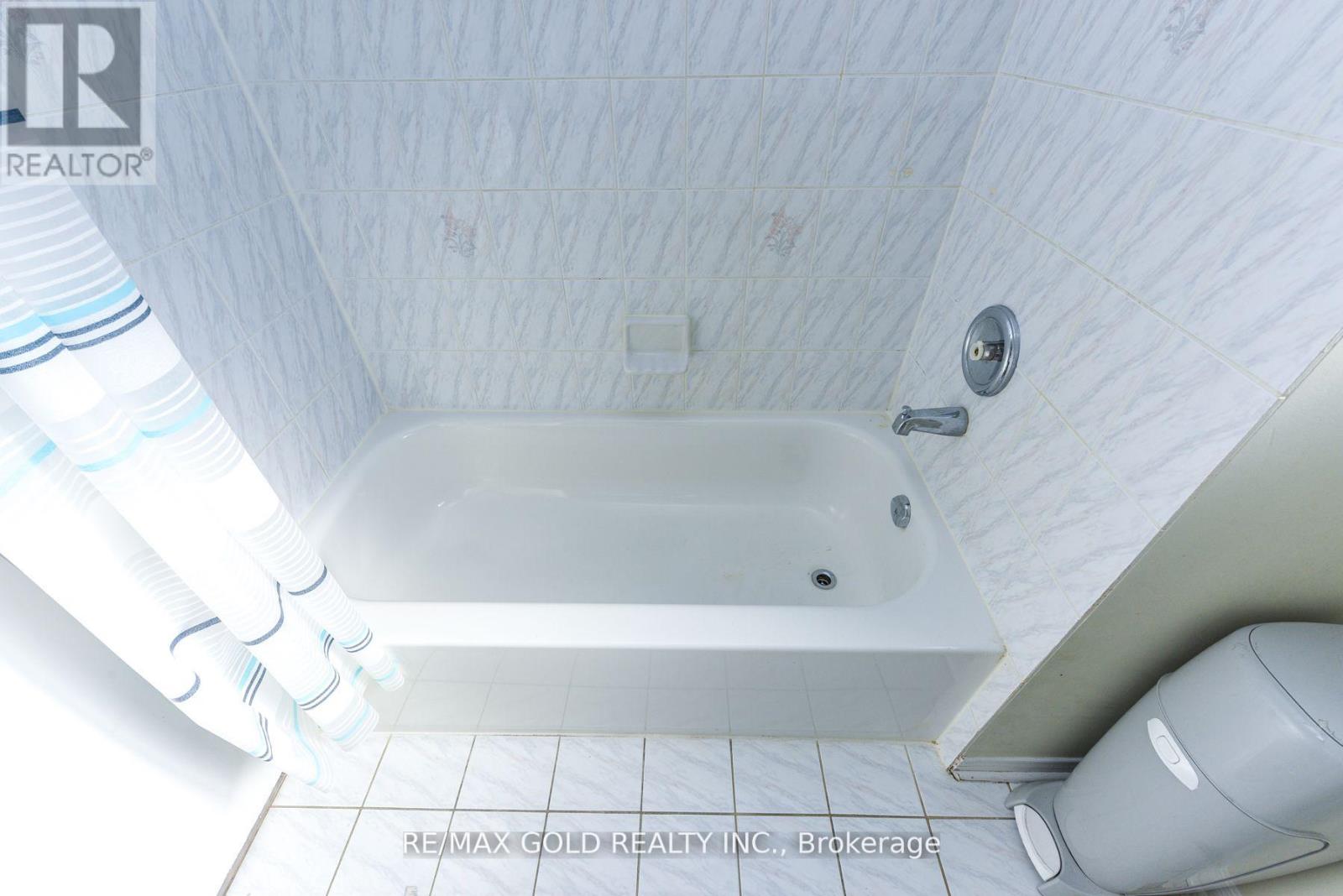 124 Starhill Crescent, Brampton, Ontario  L6R 2P8 - Photo 23 - W12510042