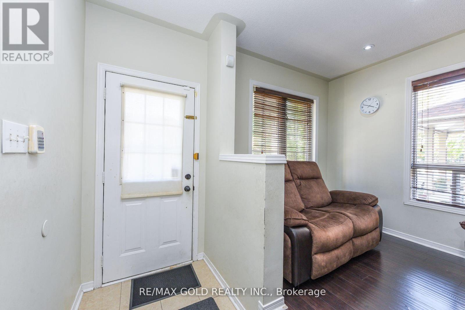 124 Starhill Crescent, Brampton, Ontario  L6R 2P8 - Photo 4 - W12510042