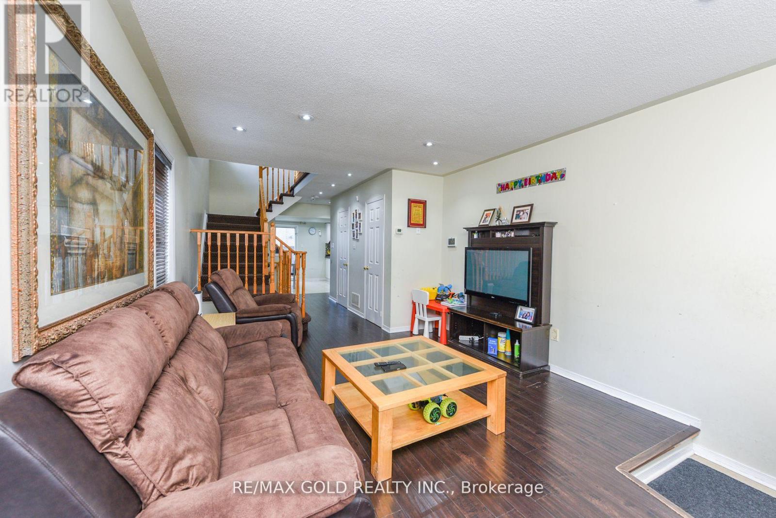 124 Starhill Crescent, Brampton, Ontario  L6R 2P8 - Photo 7 - W12510042