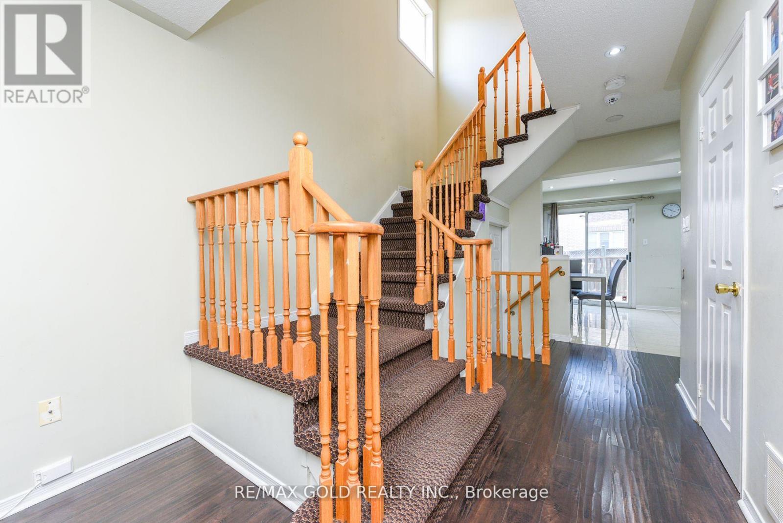 124 Starhill Crescent, Brampton, Ontario  L6R 2P8 - Photo 8 - W12510042