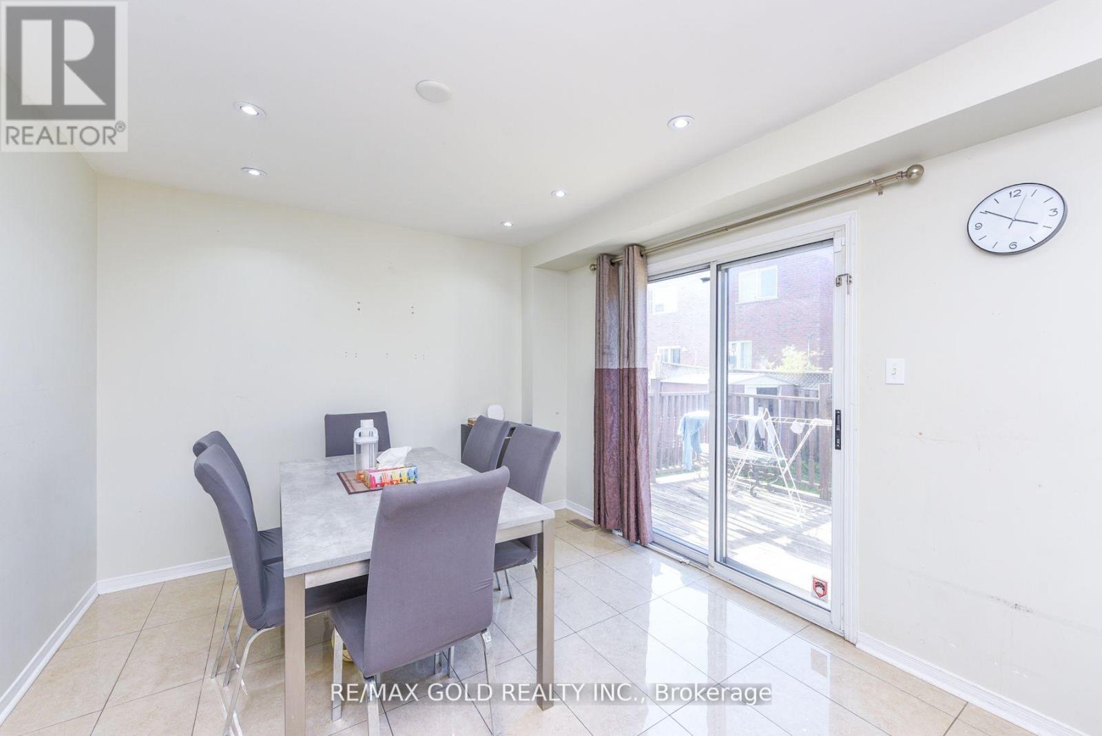 124 Starhill Crescent, Brampton, Ontario  L6R 2P8 - Photo 9 - W12510042