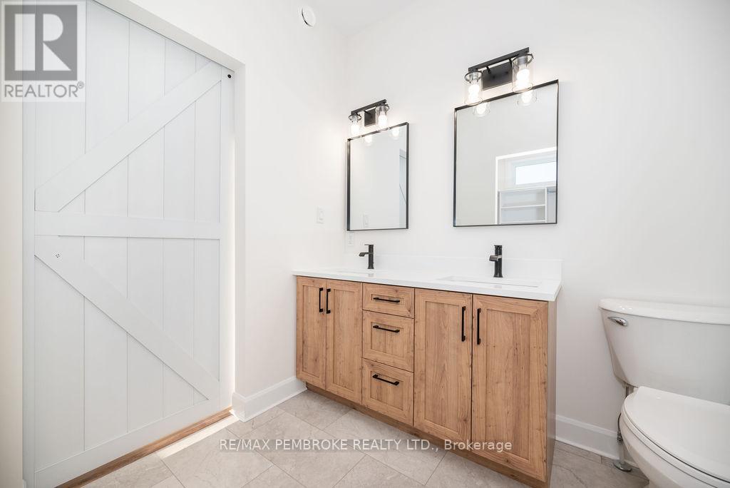 18 Durant Street, Petawawa, Ontario  K8H 0G2 - Photo 22 - X12499616