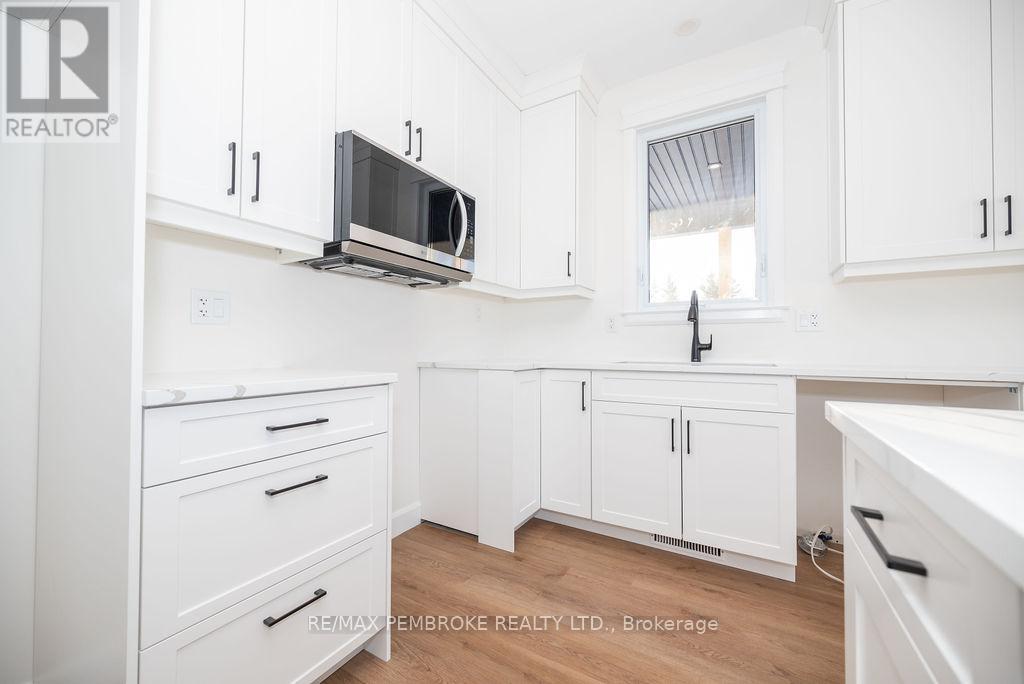 18 Durant Street, Petawawa, Ontario  K8H 0G2 - Photo 11 - X12499616