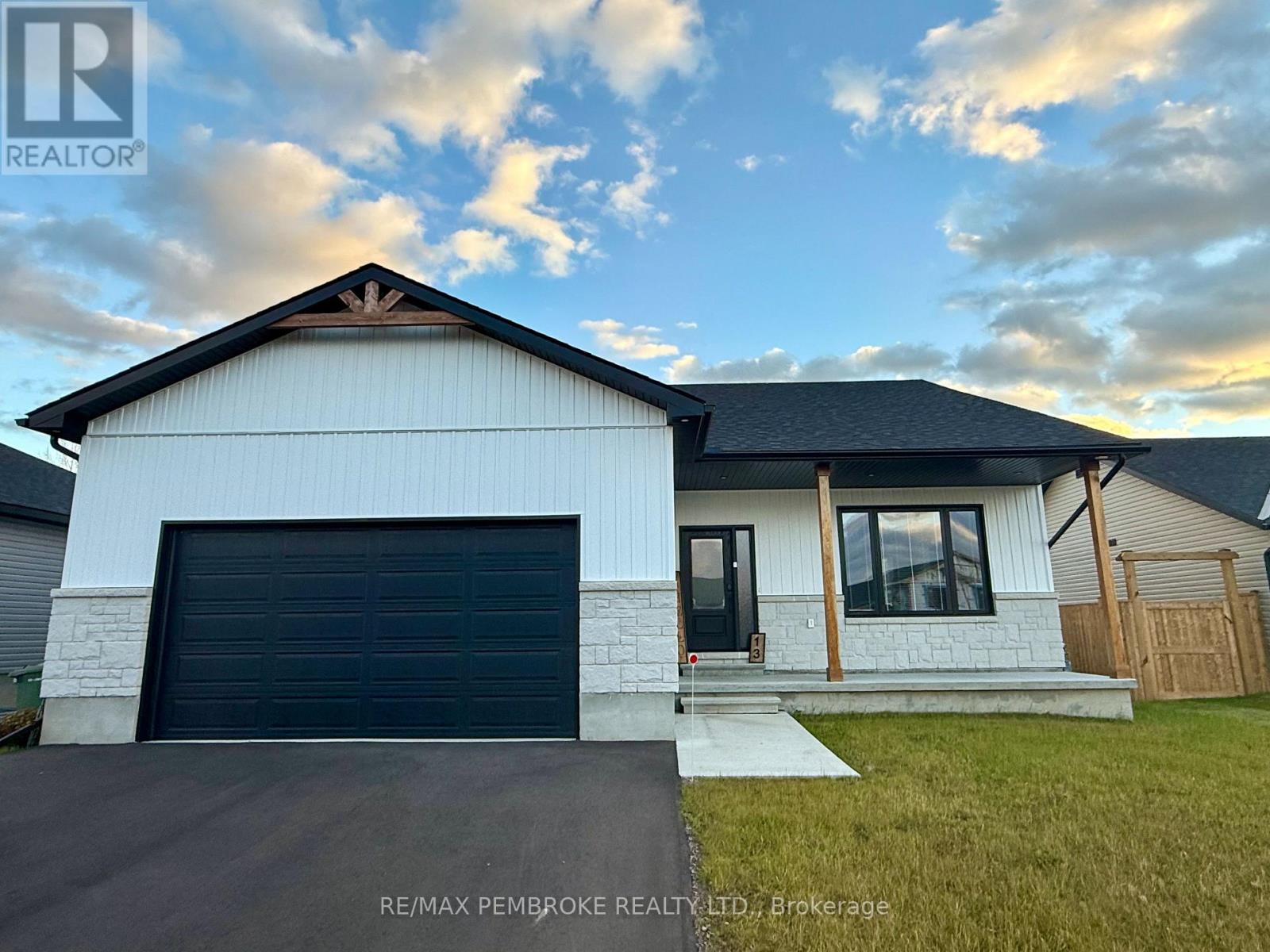 18 DURANT STREET, Petawawa, Ontario