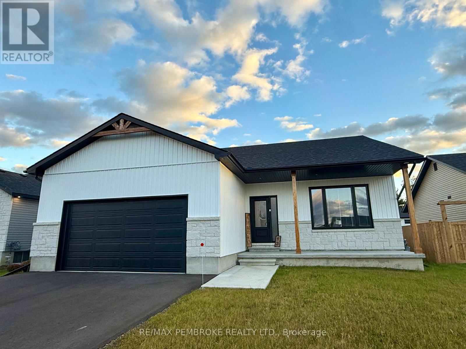 18 Durant Street, Petawawa, Ontario  K8H 0G2 - Photo 2 - X12499616