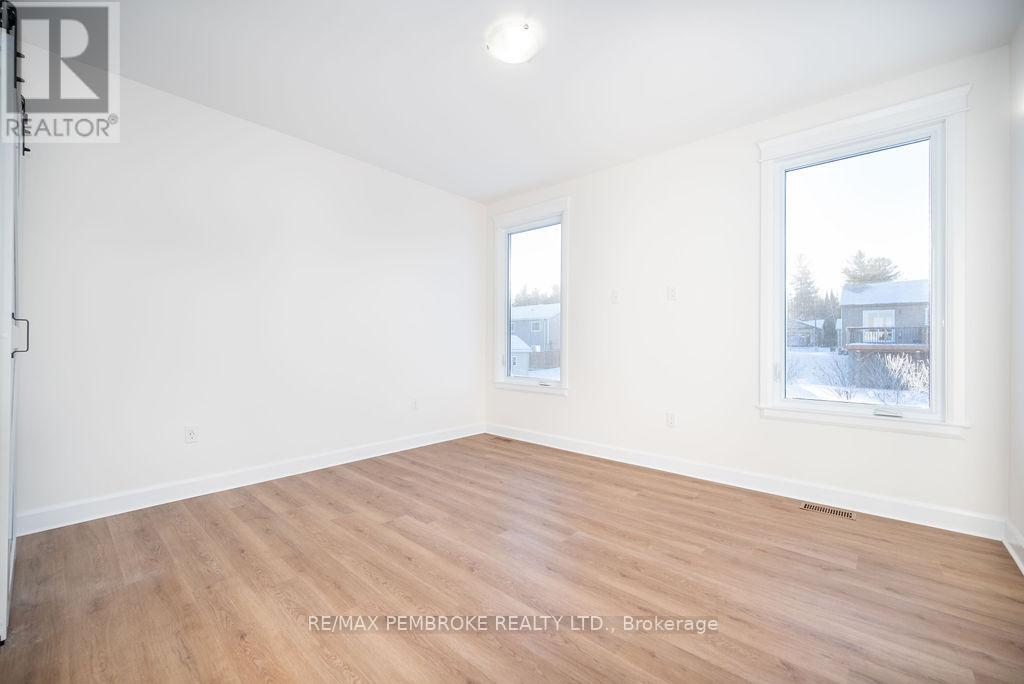 18 Durant Street, Petawawa, Ontario  K8H 0G2 - Photo 29 - X12499616