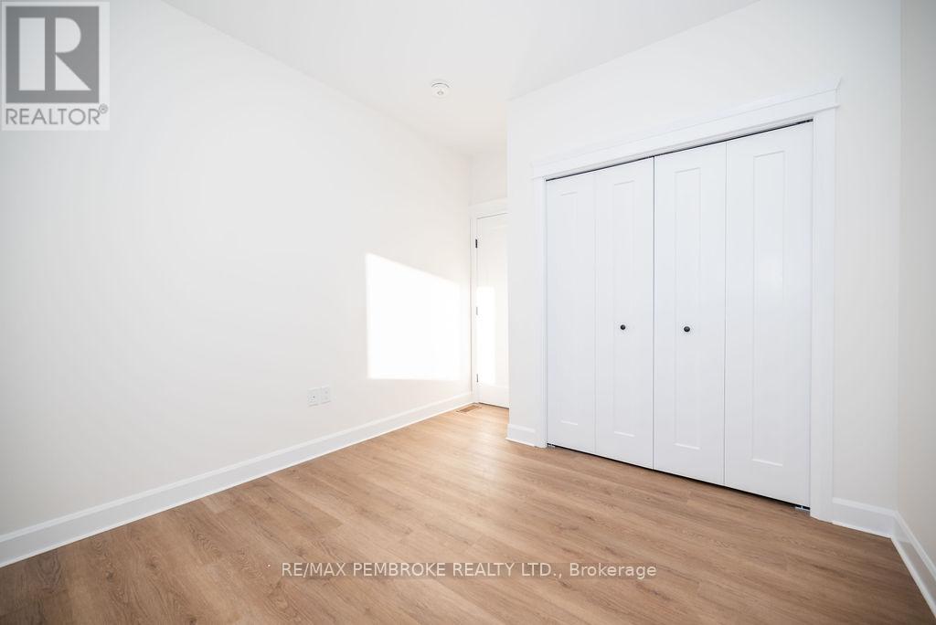 18 Durant Street, Petawawa, Ontario  K8H 0G2 - Photo 24 - X12499616