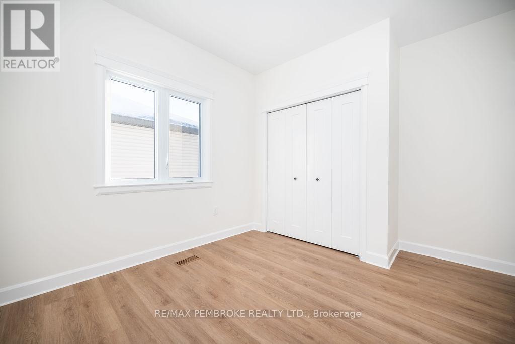 18 Durant Street, Petawawa, Ontario  K8H 0G2 - Photo 26 - X12499616