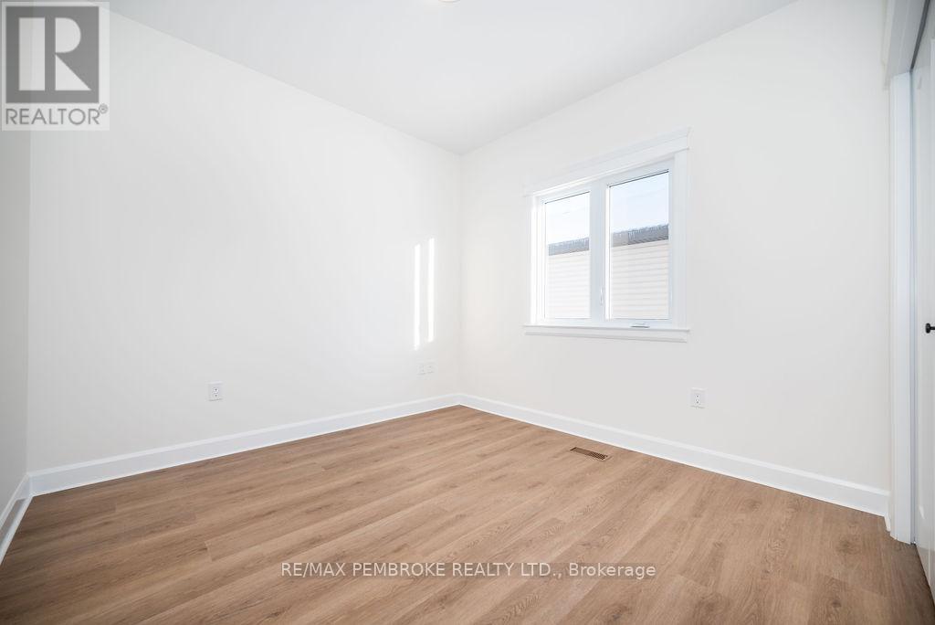 18 Durant Street, Petawawa, Ontario  K8H 0G2 - Photo 25 - X12499616