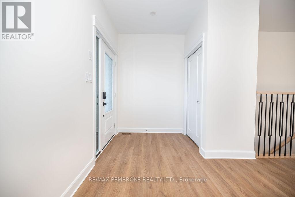 18 Durant Street, Petawawa, Ontario  K8H 0G2 - Photo 4 - X12499616